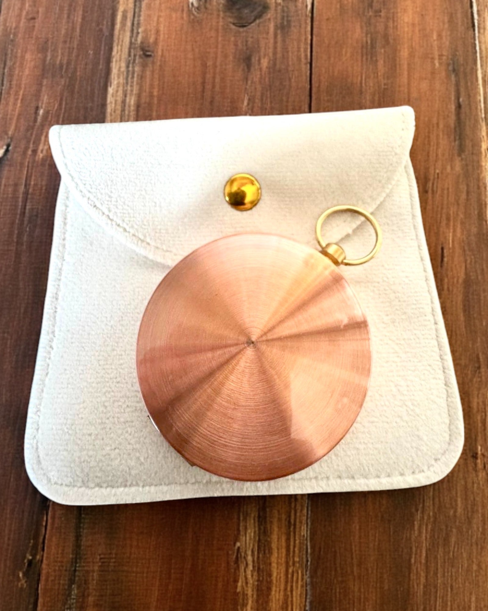 Kompass i rosegull - navigasjonsinstrument i retrostil – bærbart og presist instrument for å bestemme retning for reisende og oppdagere. Gravering, personalisering.