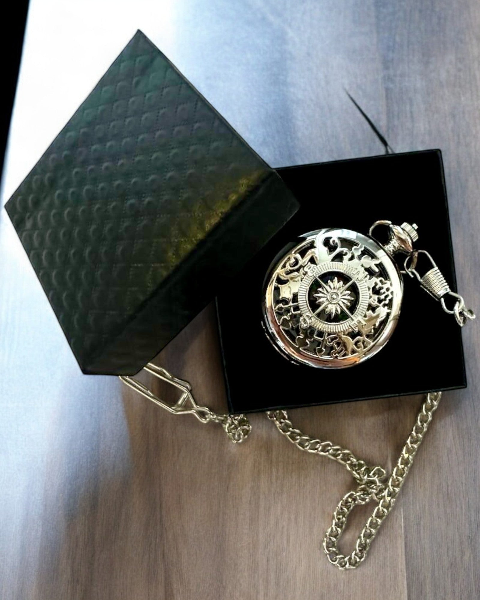 Lomme Kompass Sølvfarget i Retro Stil med Ajourmønster – Elegant og Praktisk. Gravering