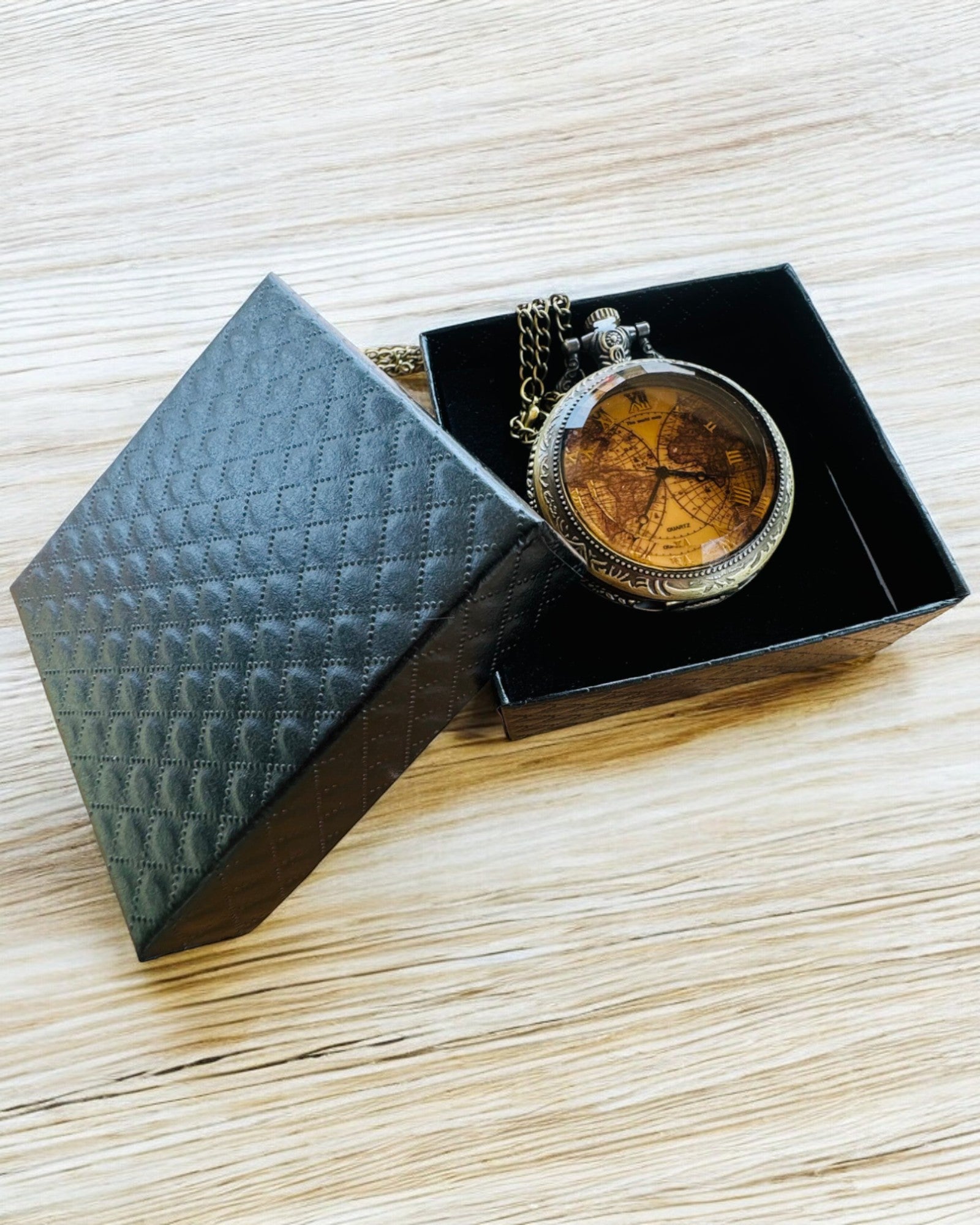 Klassisk Kvarts Lommeur med Verdenskart – Vintage Stil Kjedeanheng for Henne og Ham, gravering