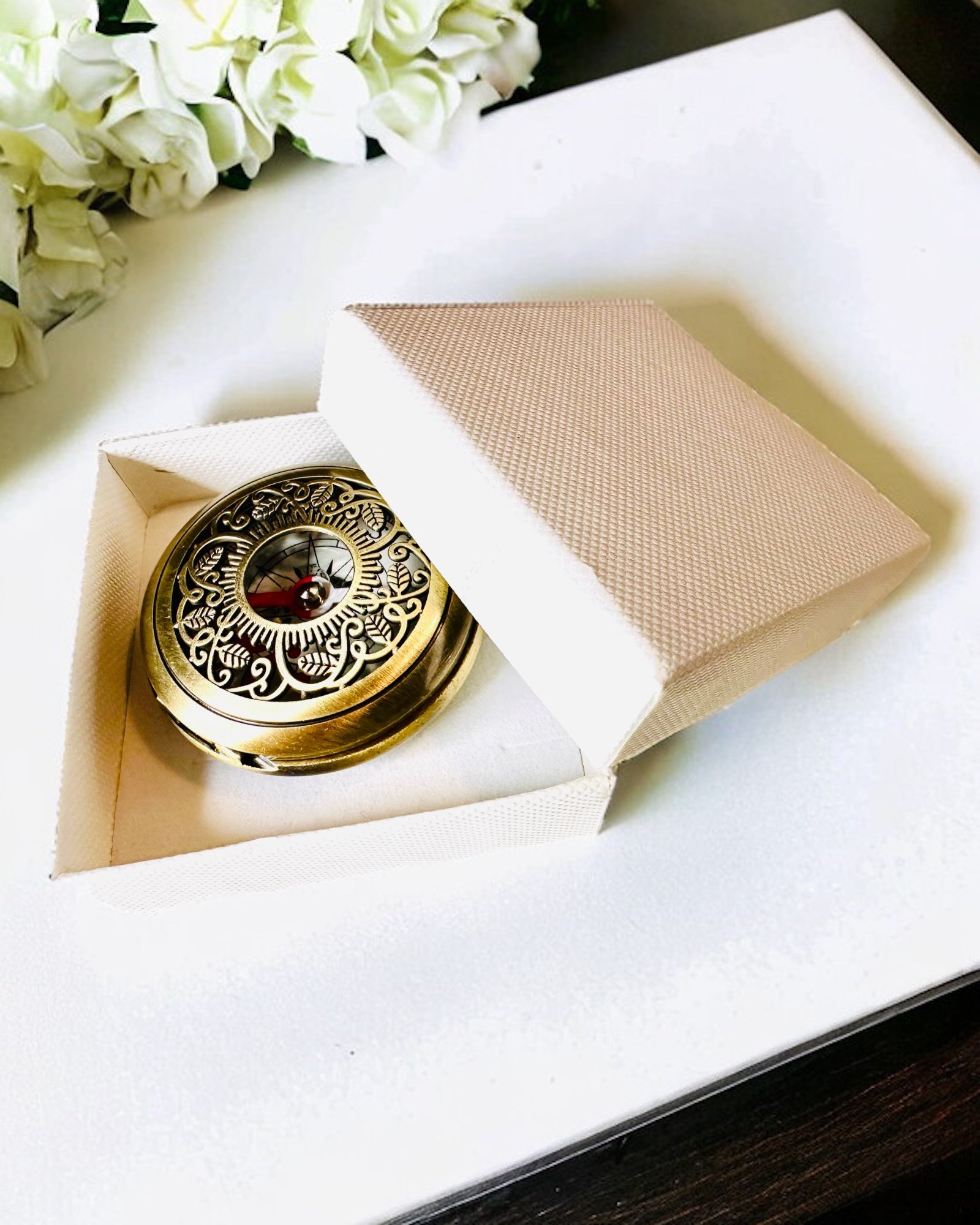 Vintage navigasjonskompass med filigranmønster – brun-gull farge