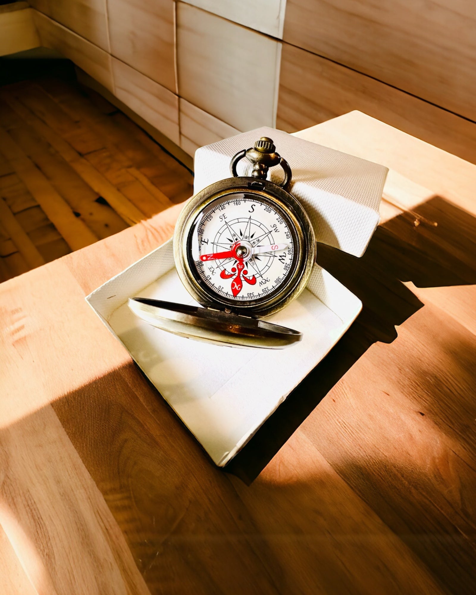 Vintage navigasjonskompass med filigranmønster – brun-gull farge
