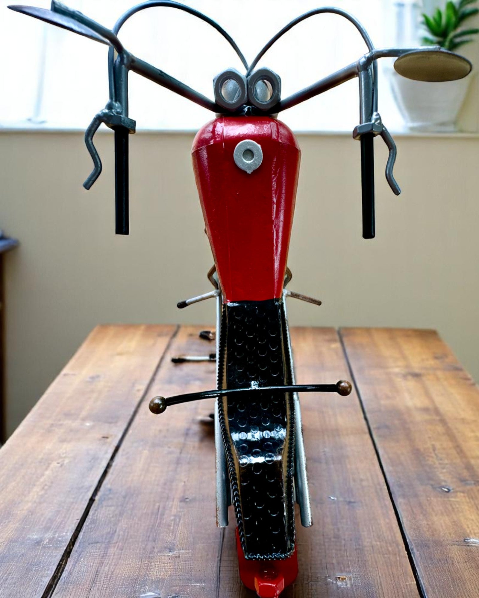 Metallstativ for vin 40 cm langt, i form av en motorsykkel med mulighet for gravering som gave