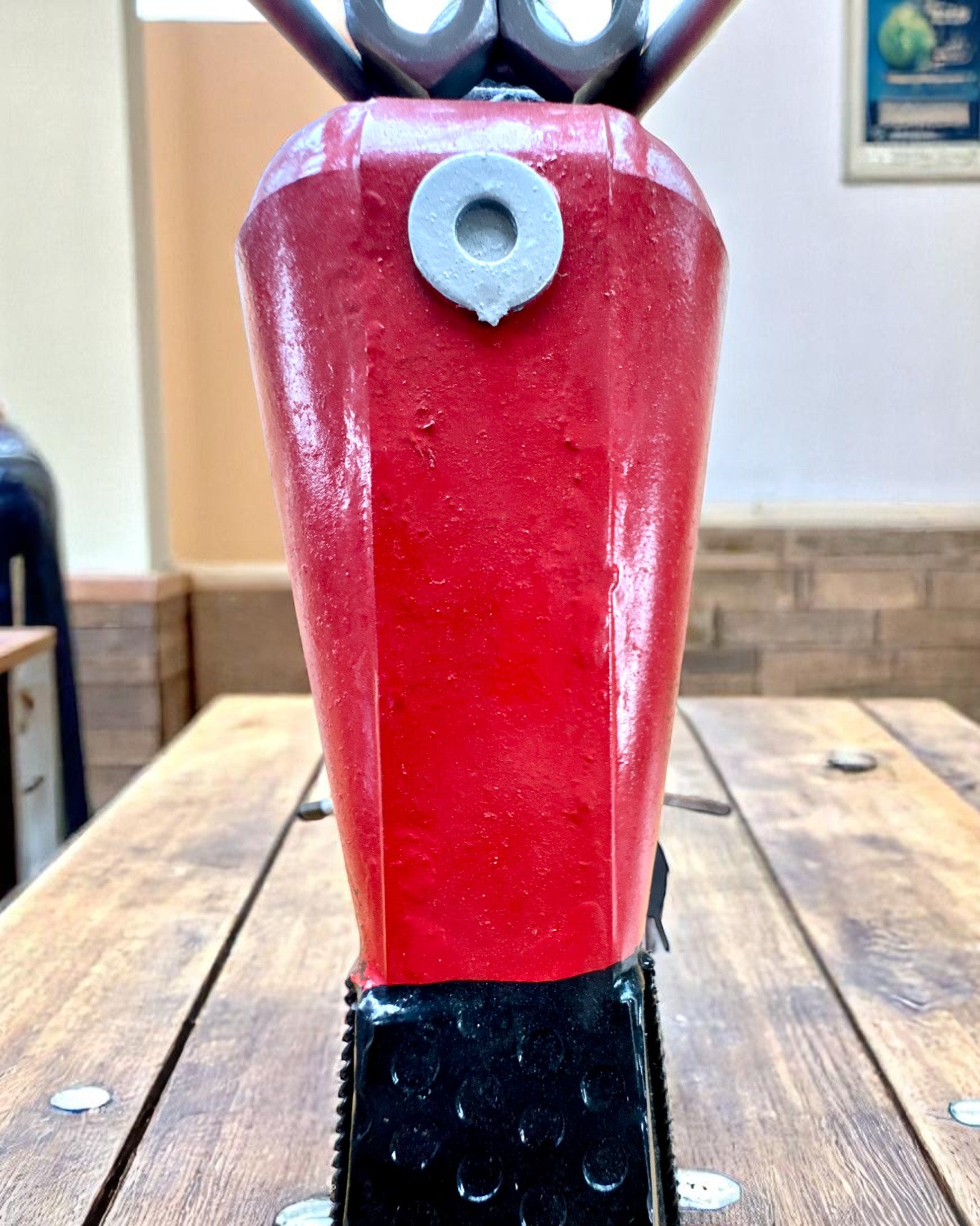 Metallstativ for vin 40 cm langt, i form av en motorsykkel med mulighet for gravering som gave