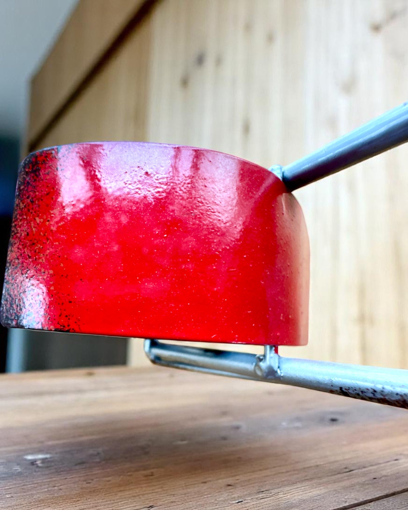 Metallstativ for vin 40 cm langt, i form av en motorsykkel med mulighet for gravering som gave