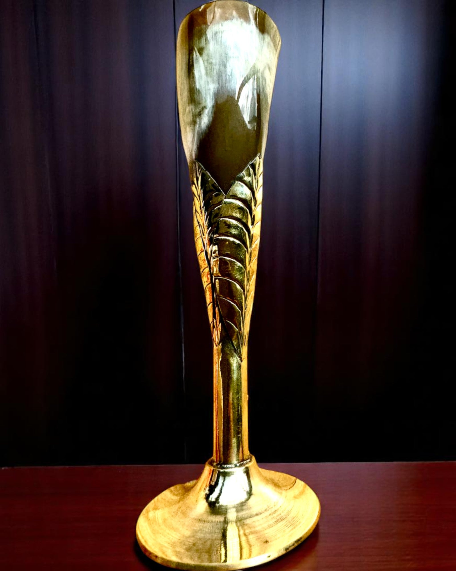 Glass "Håndverkets Ånd" av bøffelhorn og messing – håndlaget i India, 22 cm, mulighet for personlig gravering som gave