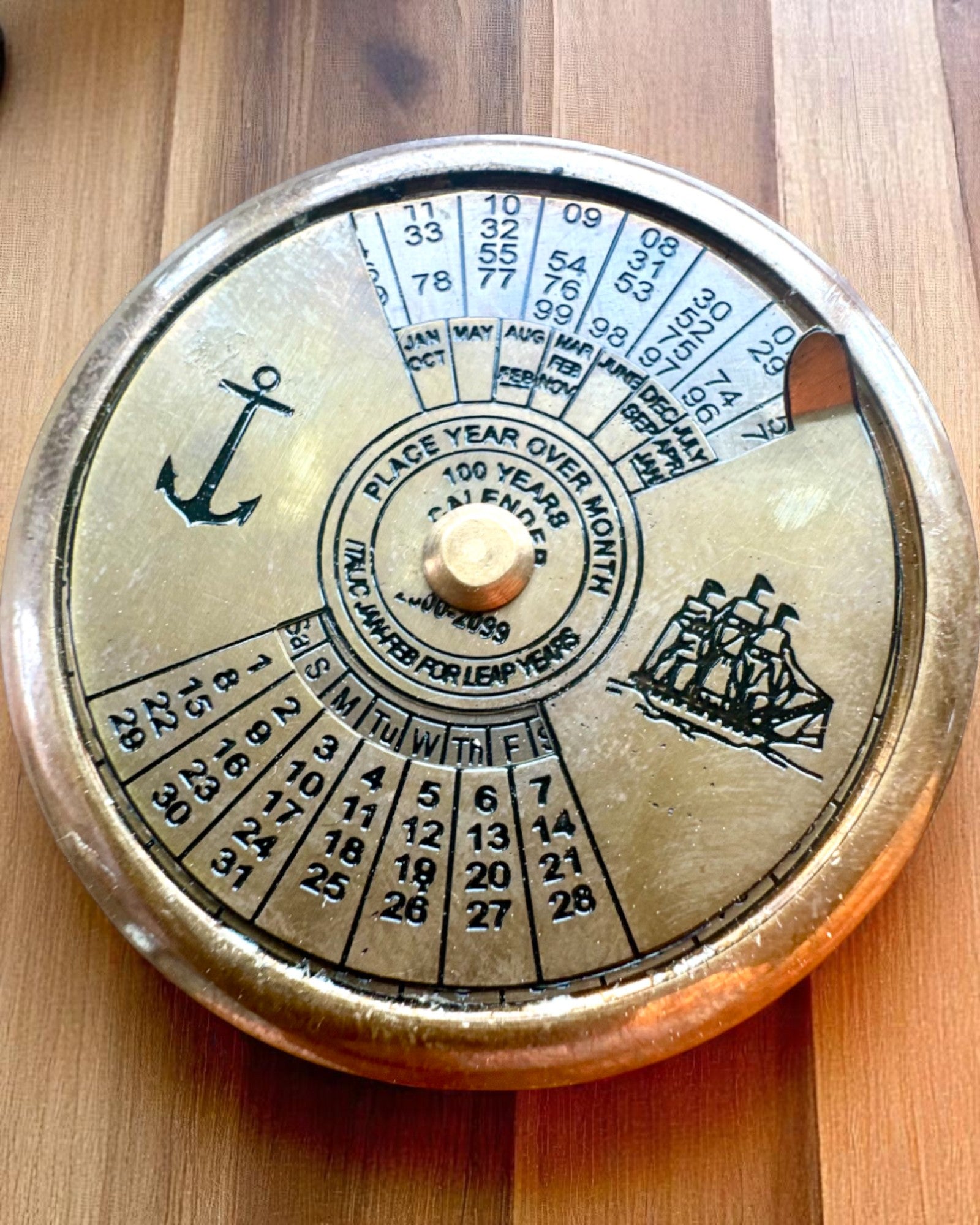 Mini Kapteinskalender "Navigator" – messingdekorasjon med seilingssjarm, gravering som gavealternativ, 5 cm i diameter