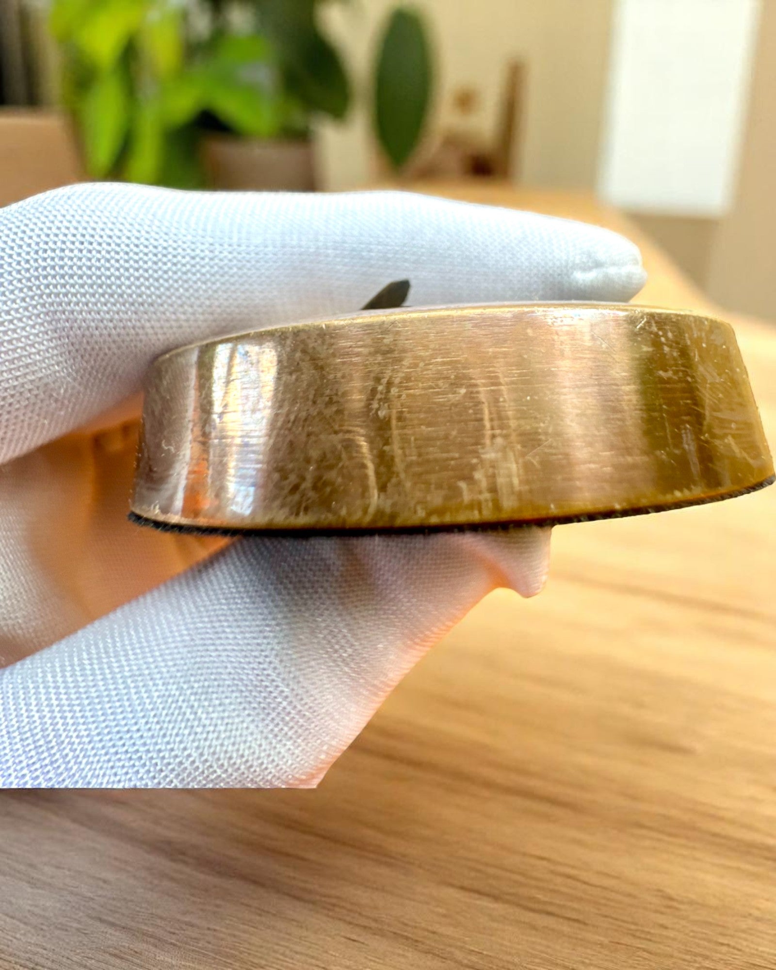 Mini Kapteinskalender "Navigator" – messingdekorasjon med seilingssjarm, gravering som gavealternativ, 5 cm i diameter