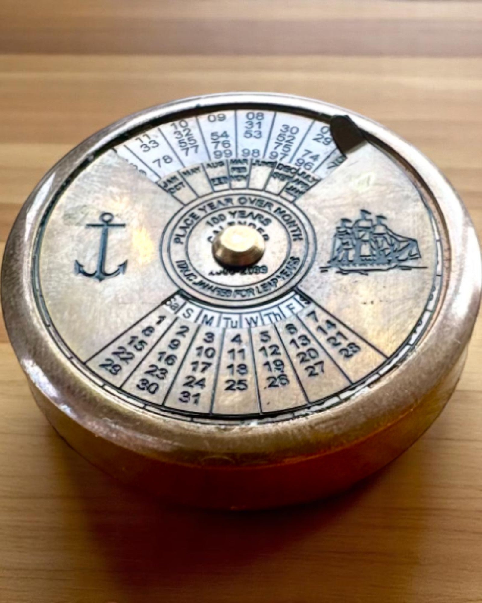 Mini Kapteinskalender "Navigator" – messingdekorasjon med seilingssjarm, gravering som gavealternativ, 5 cm i diameter