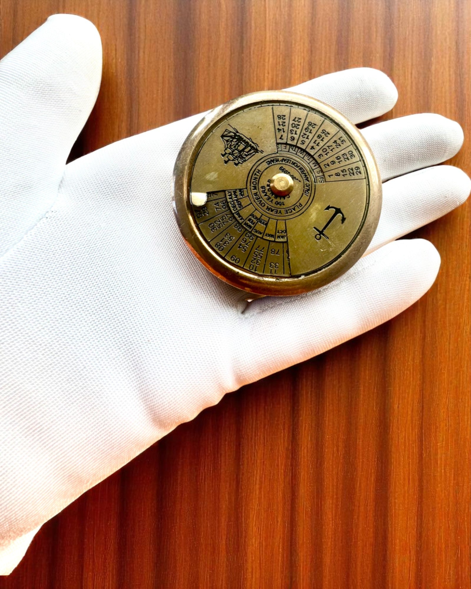 Mini Kapteinskalender "Navigator" – messingdekorasjon med seilingssjarm, gravering som gavealternativ, 5 cm i diameter