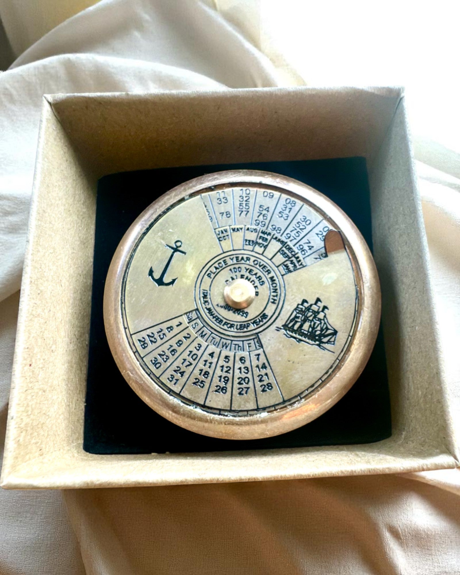 Mini Kapteinskalender "Navigator" – messingdekorasjon med seilingssjarm, gravering som gavealternativ, 5 cm i diameter