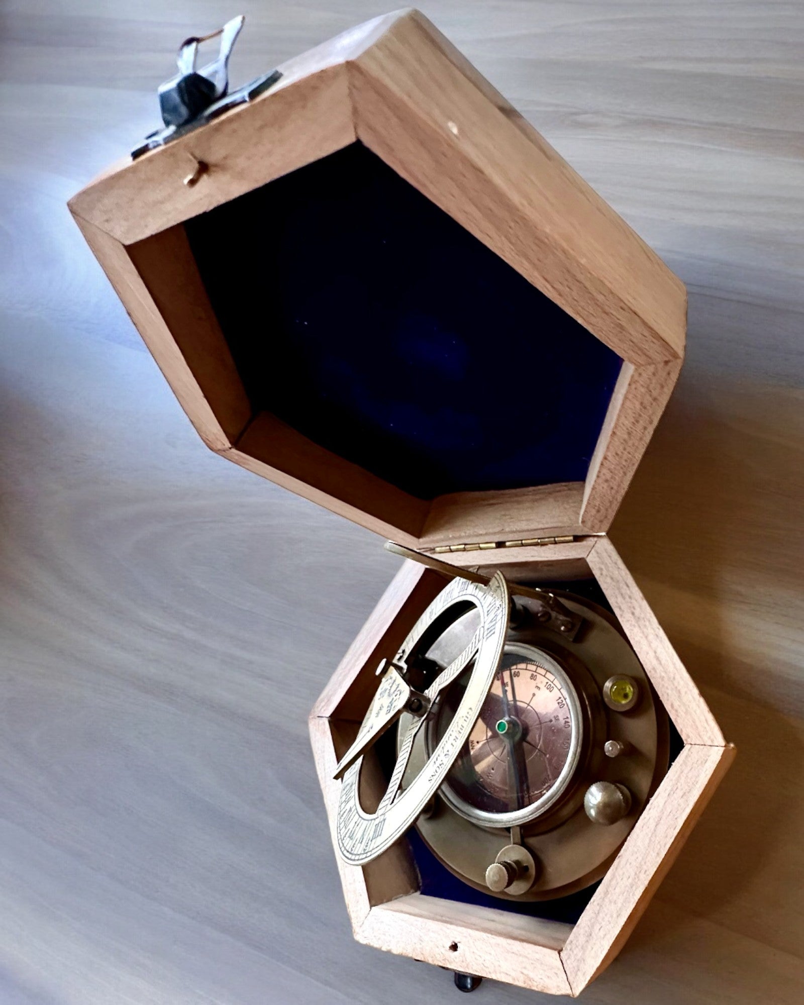 Kapteinskompass "Odkrywca 2" - mulighet for personlig gravering som gave, 2 fargevarianter å velge mellom