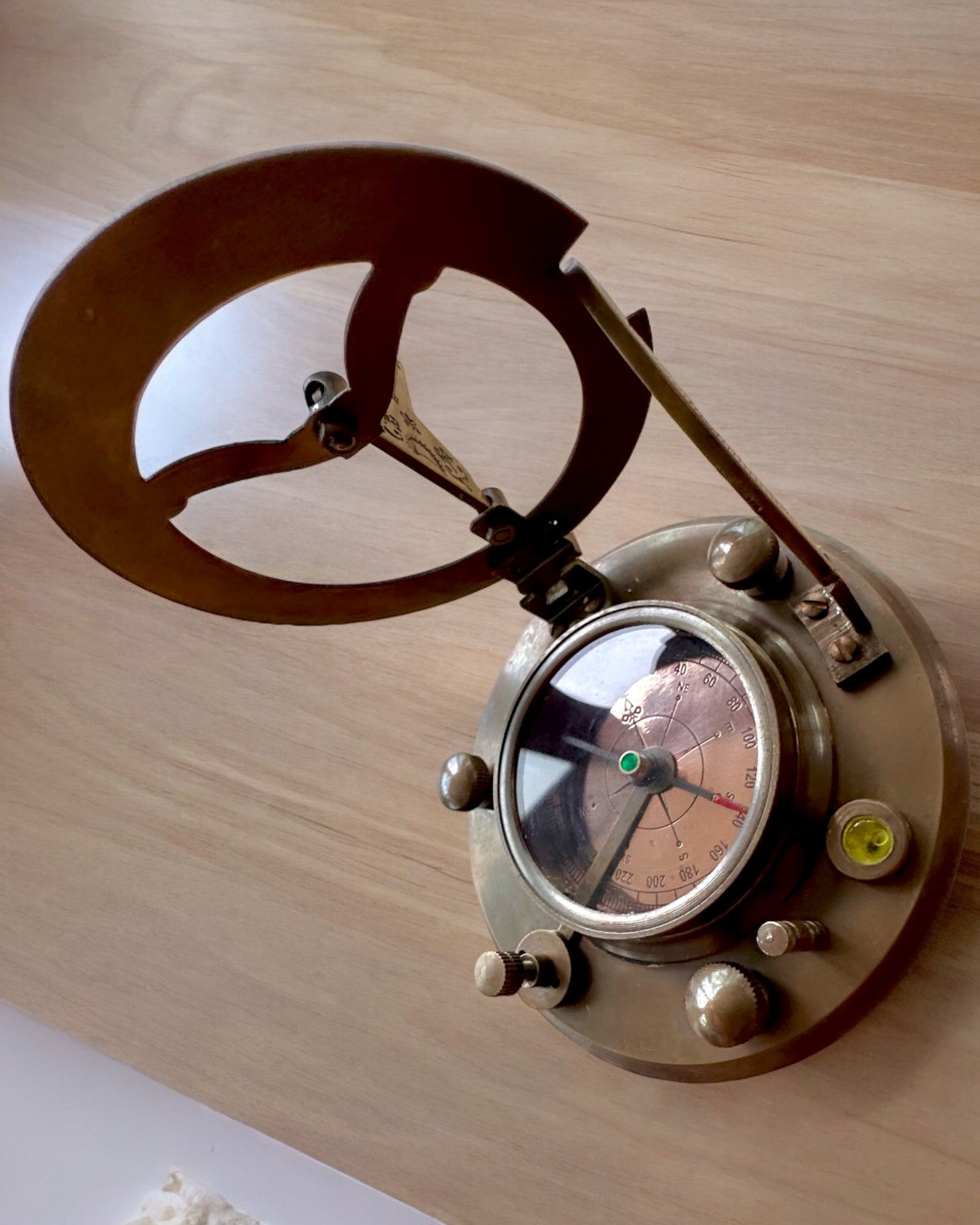 Kapteinskompass "Odkrywca 2" - mulighet for personlig gravering som gave, 2 fargevarianter å velge mellom