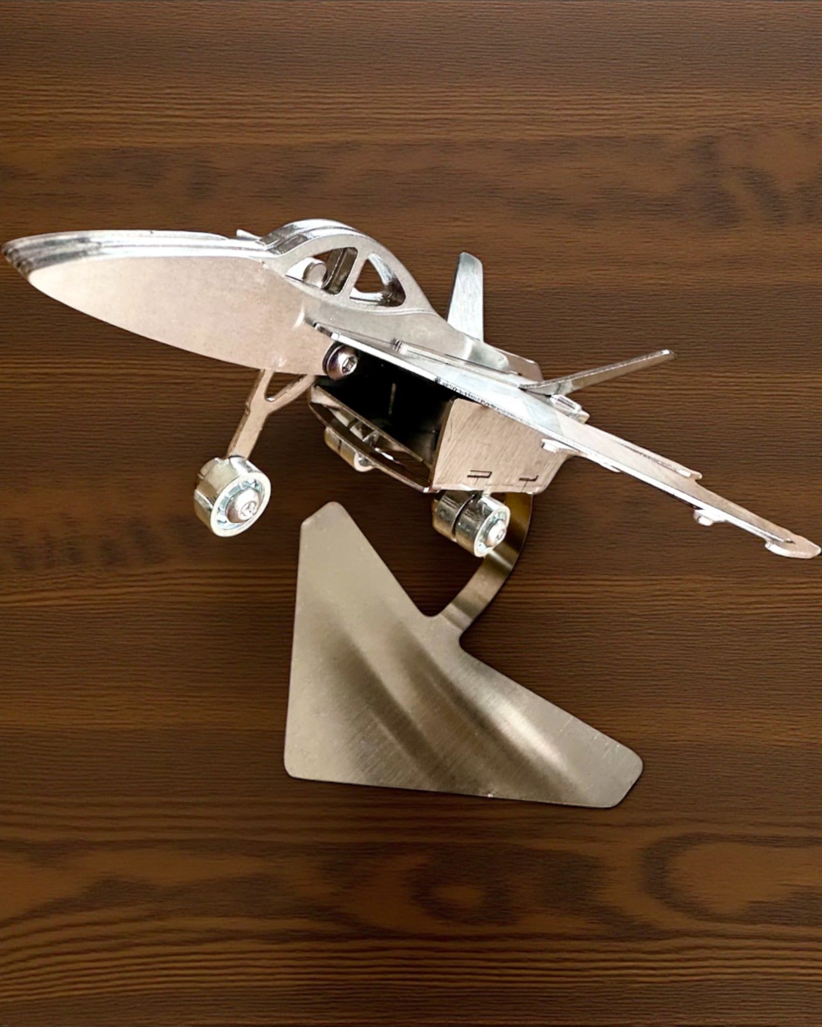 Metallmodell av jagerflyet «SkyRaptor» – rustfritt stål, personlig gravering som gave