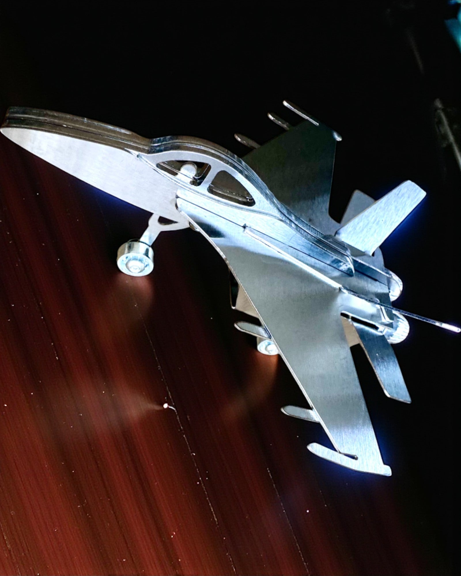 Metallmodell av jagerflyet «SkyRaptor» – rustfritt stål, personlig gravering som gave