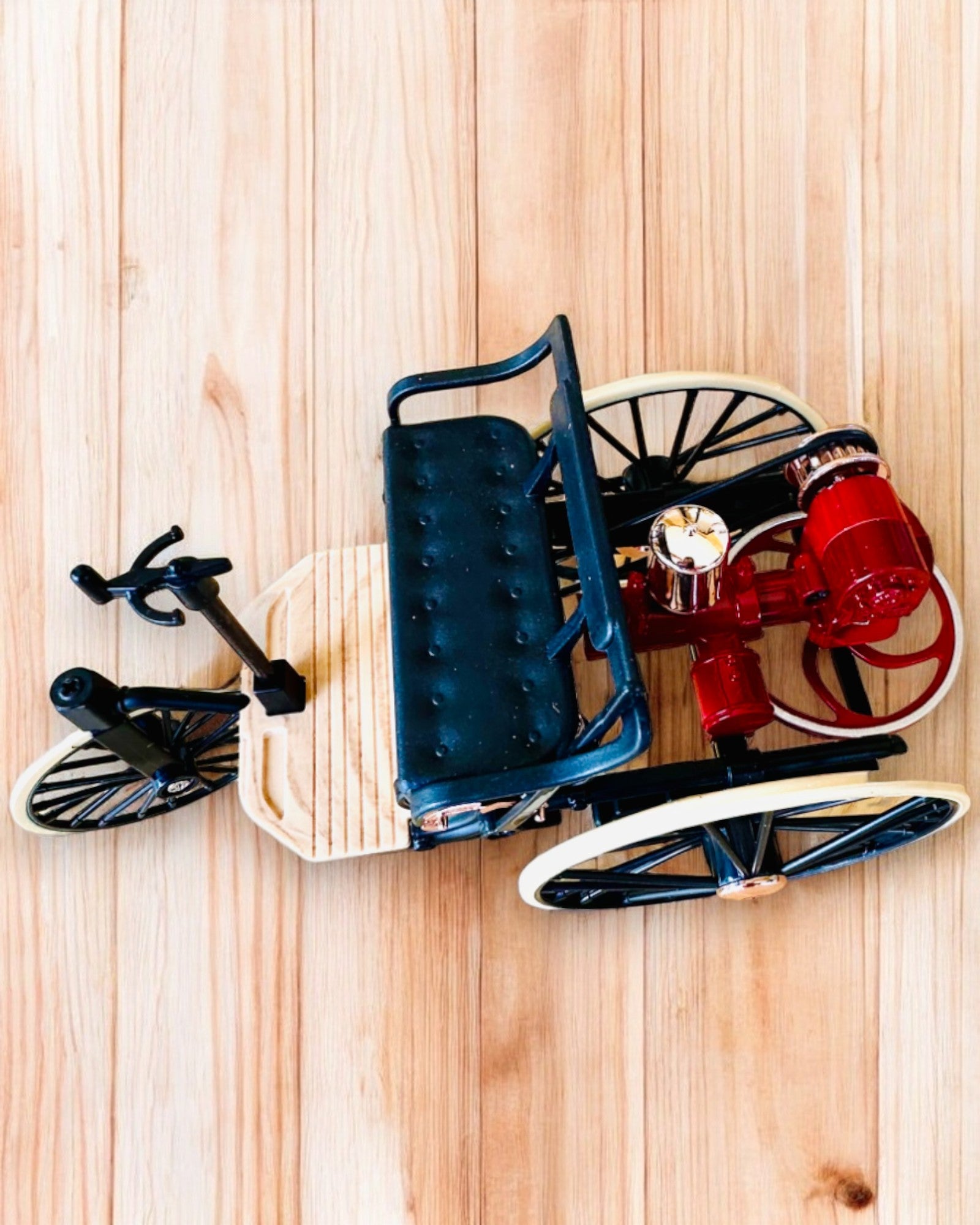 Retro Trehjuling Benz Patent-Motorwagen - Samlermodell, personalisering med gravering som gave