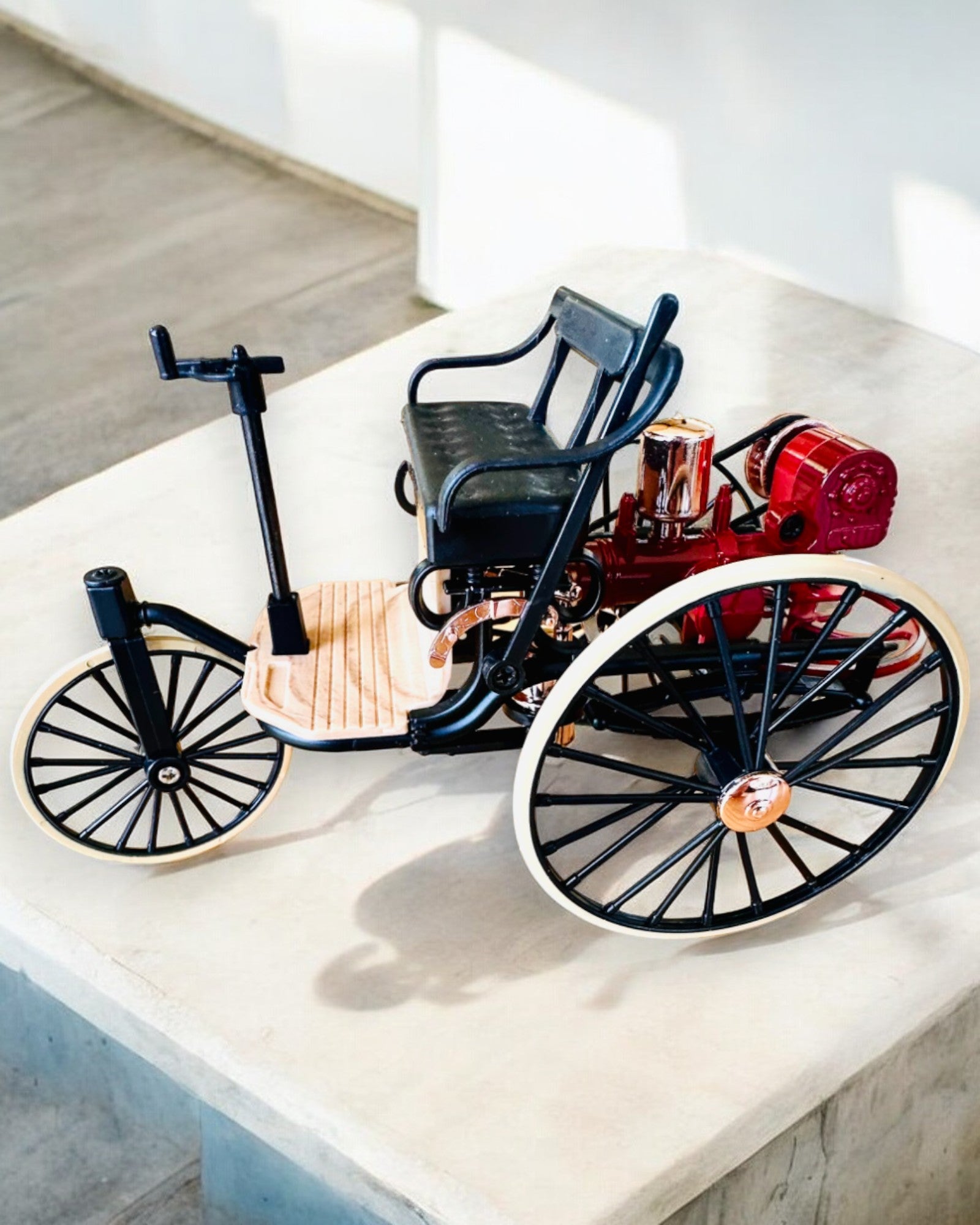 Retro Trehjuling Benz Patent-Motorwagen - Samlermodell, personalisering med gravering som gave