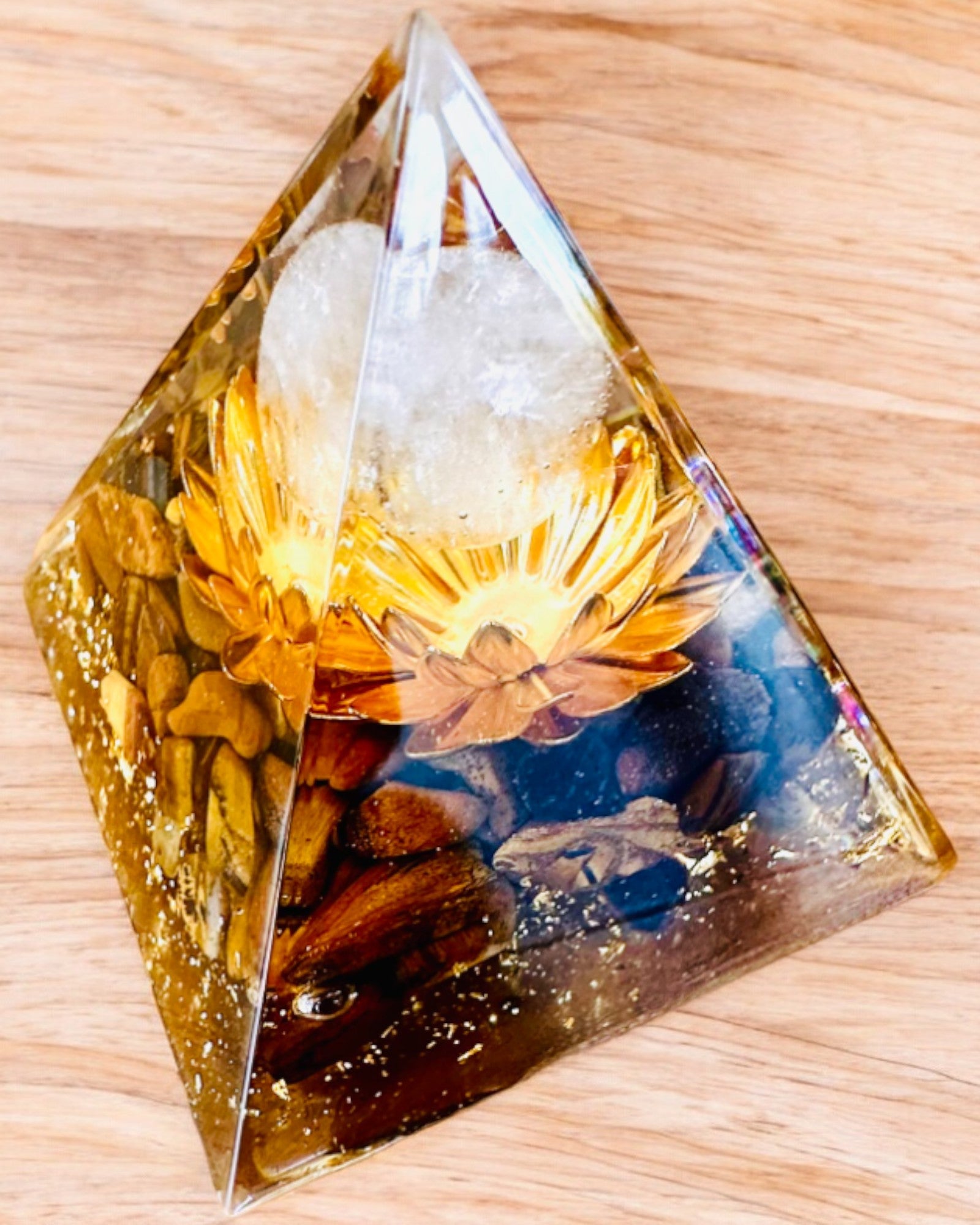 Pyramide av Krystallisk Velstand Lykkelig Krystallkule, Tigerøye Stein, Kobber Lotus
