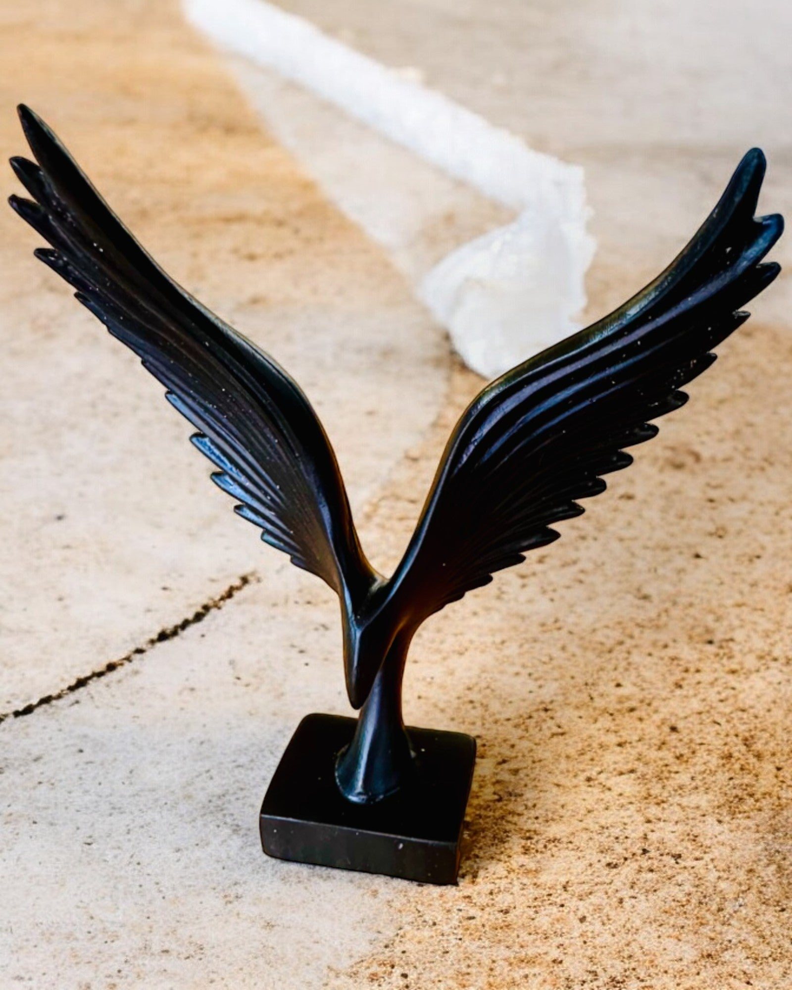 Elegant Englevingefigur 15 cm høy – "Skrømtens Voktere", mulighet for personlig gravering som gave, personalisering, 2 fargevarianter