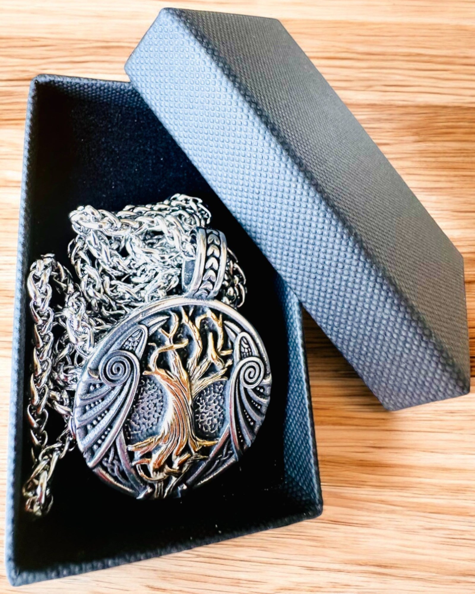 Halskjede "Livets Tre" i rustfritt stål med personalisering, med symbolet Aegishjalmur, (Skrekkens Hjelm)