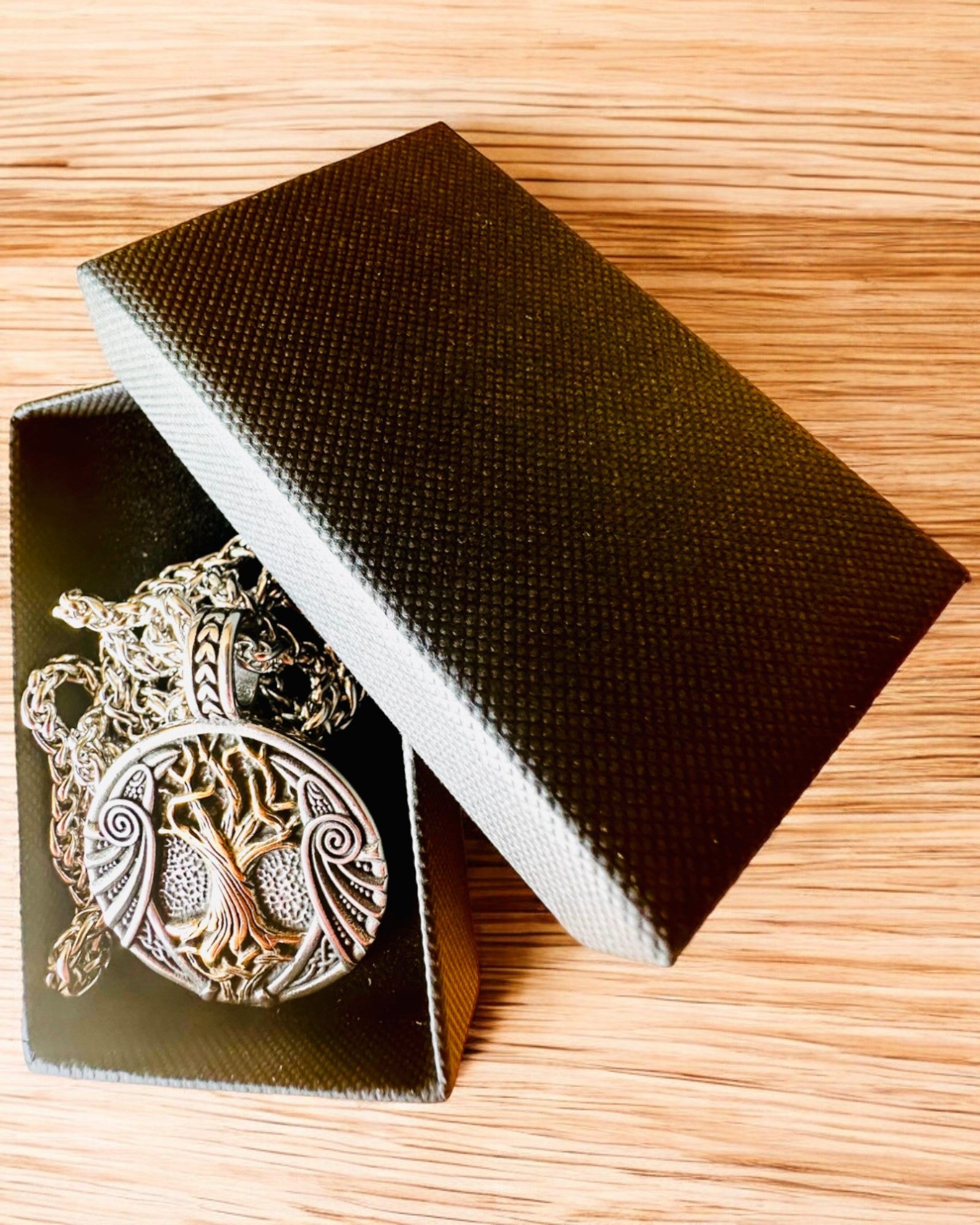 Halskjede "Livets Tre" i rustfritt stål med personalisering, med symbolet Aegishjalmur, (Skrekkens Hjelm)