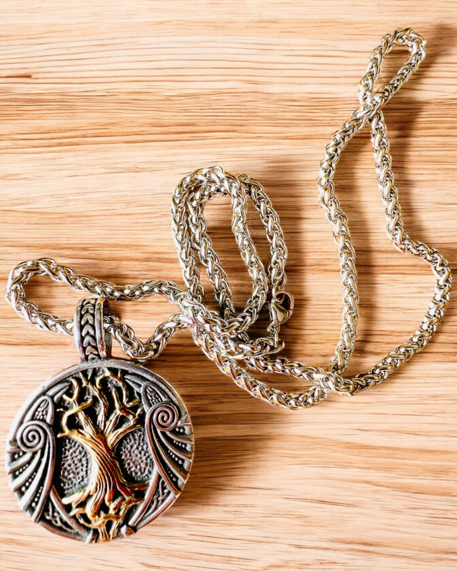 Halskjede "Livets Tre" i rustfritt stål med personalisering, med symbolet Aegishjalmur, (Skrekkens Hjelm)