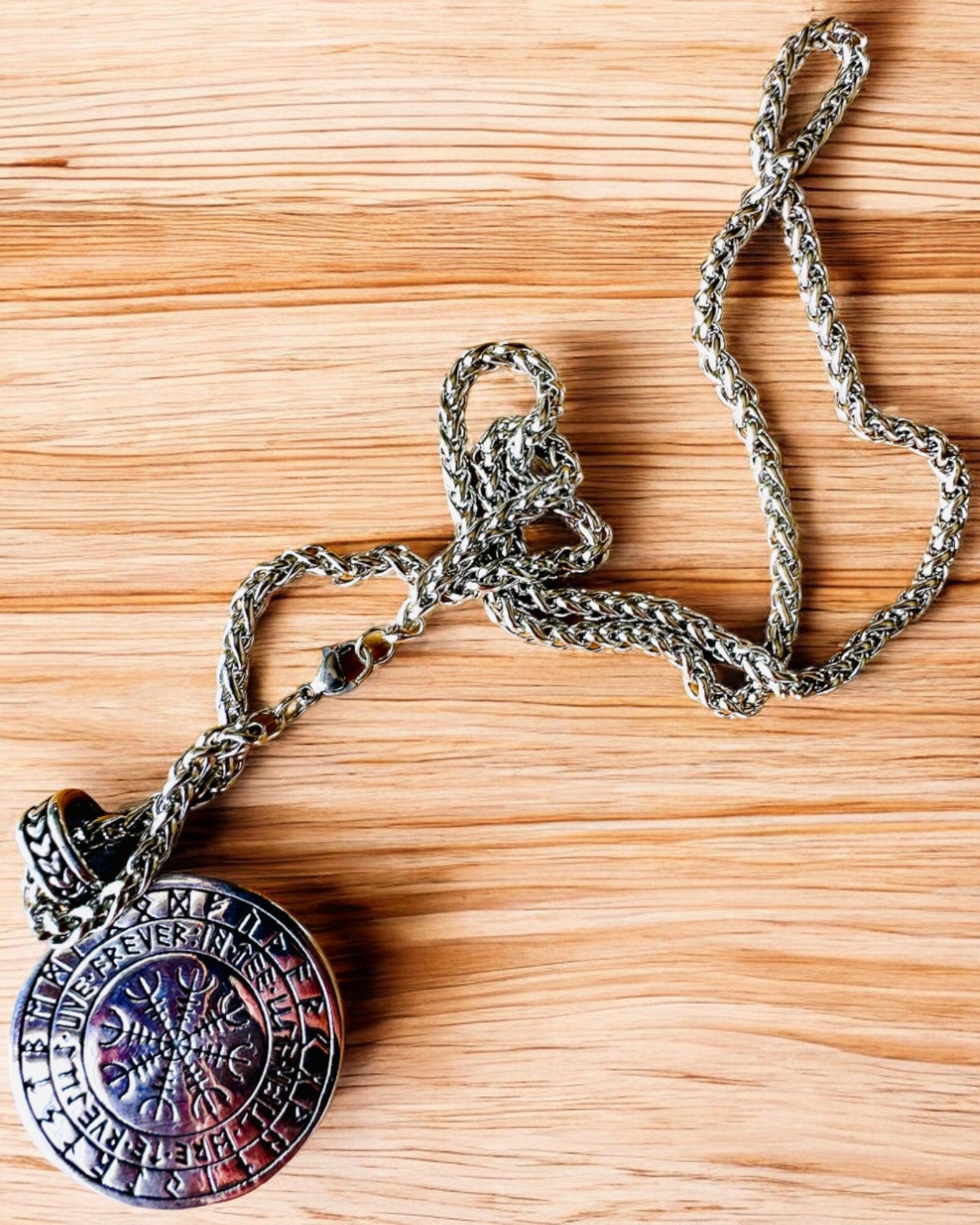 Halskjede "Livets Tre" i rustfritt stål med personalisering, med symbolet Aegishjalmur, (Skrekkens Hjelm)