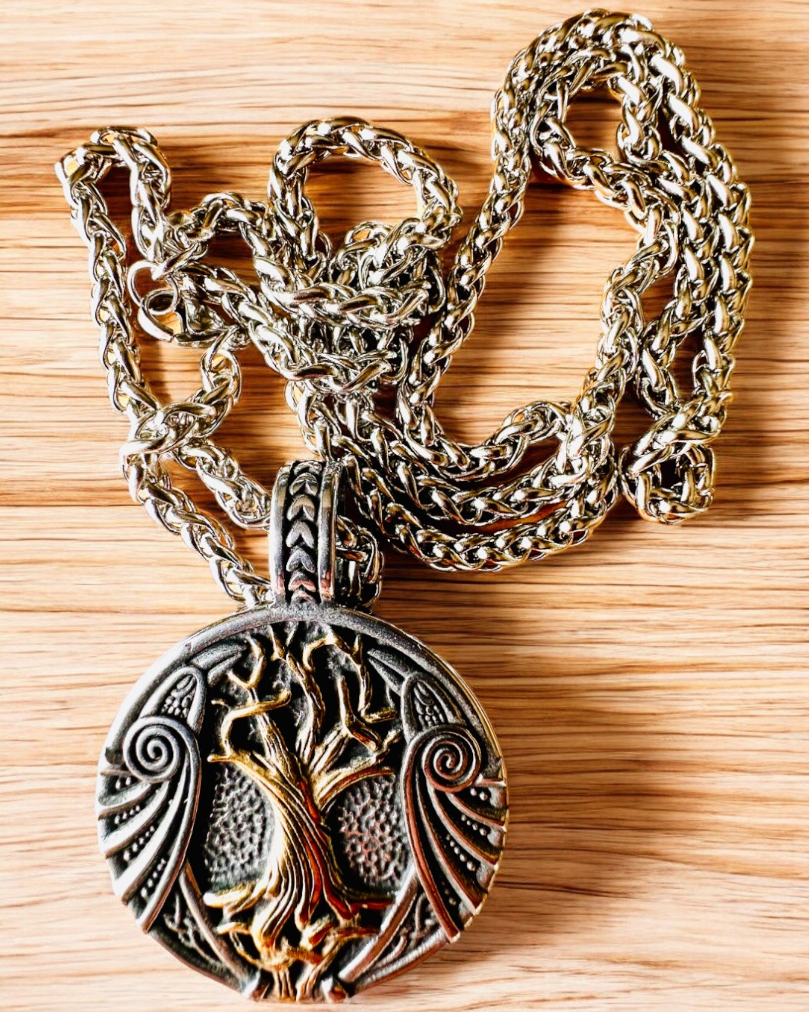 Halskjede "Livets Tre" i rustfritt stål med personalisering, med symbolet Aegishjalmur, (Skrekkens Hjelm)