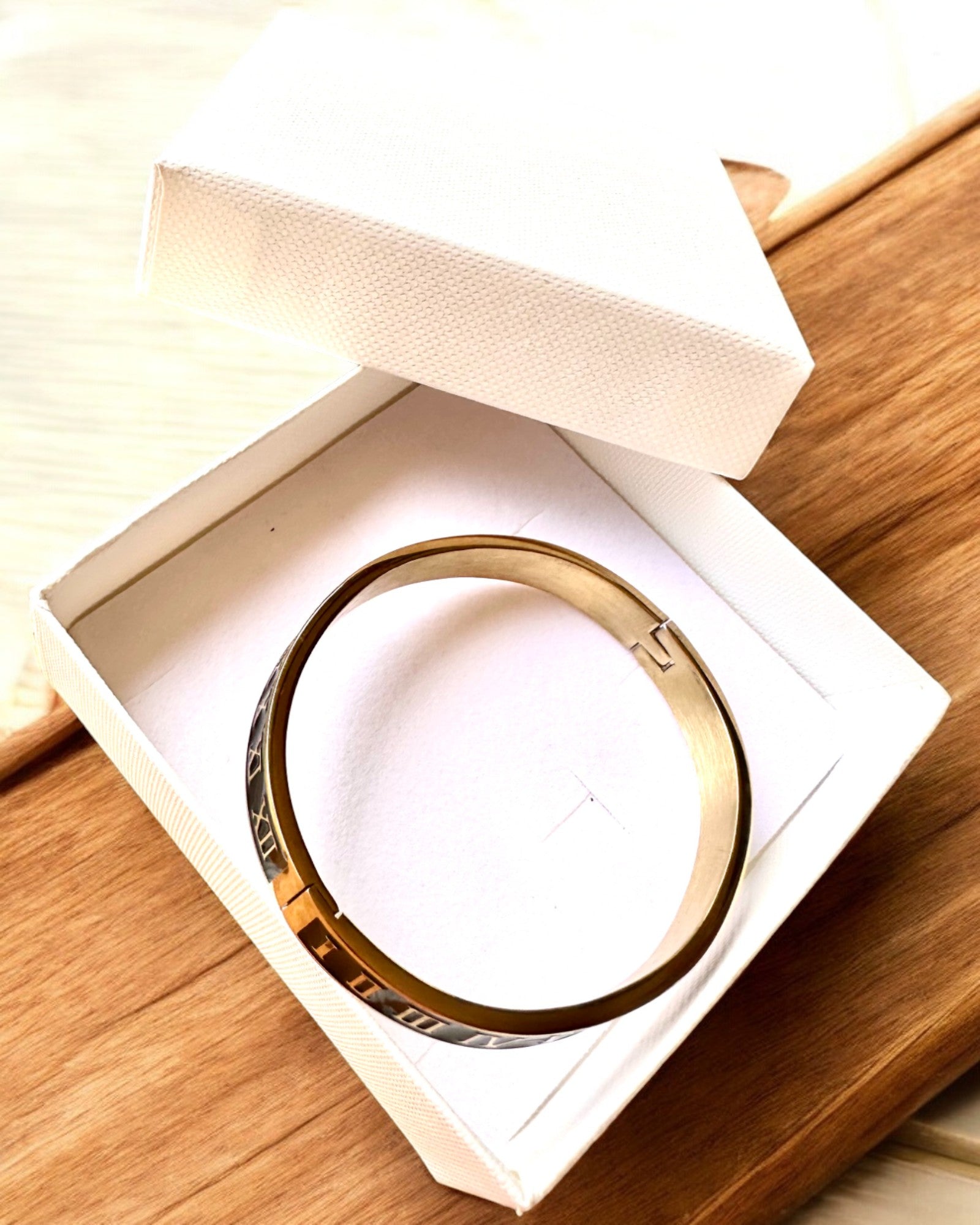 Armbånd "Czas Elegancji" - gullfarge Rustfritt Stål med Romerske Tall, mulighet for personlig gravering