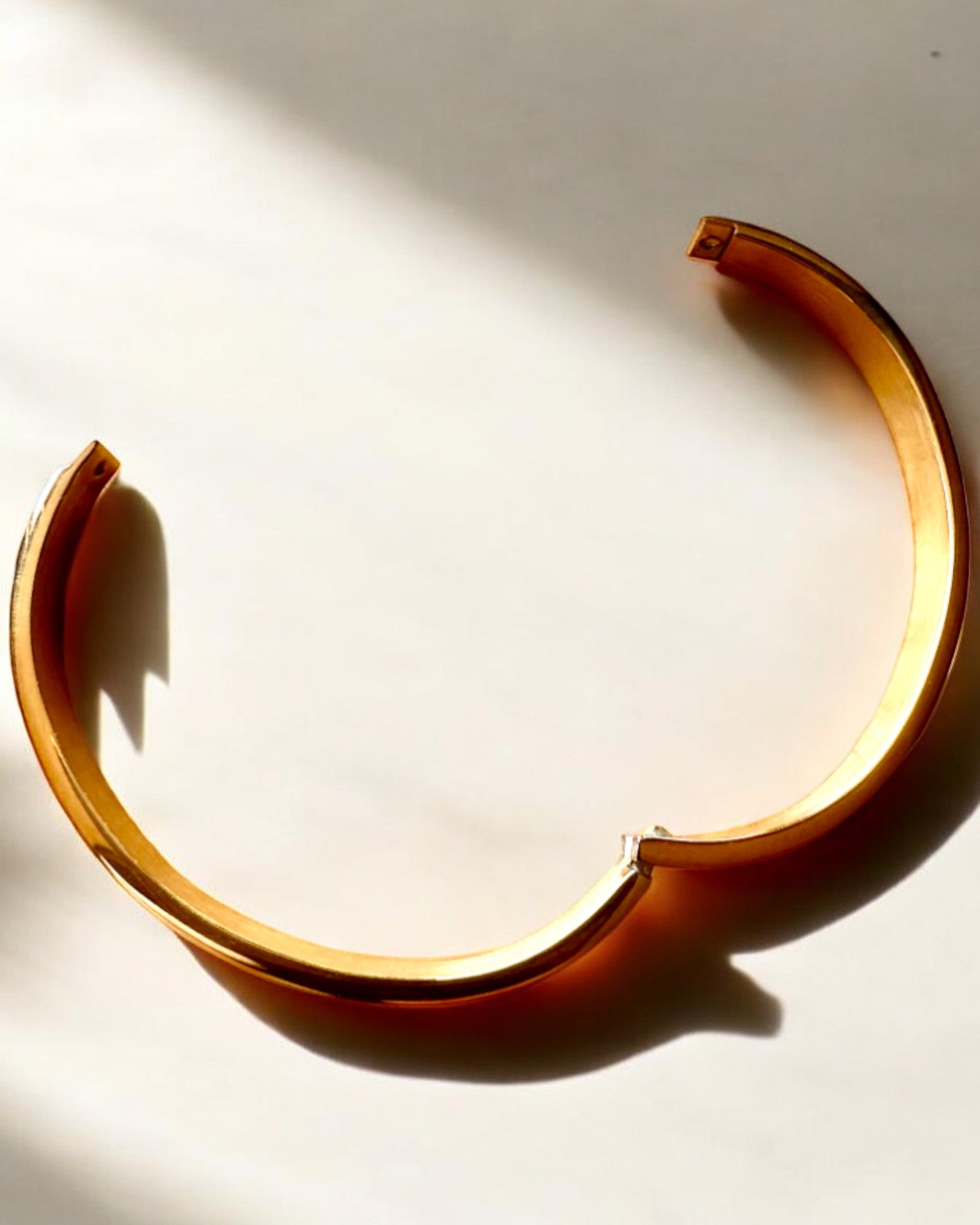 Armbånd "Czas Elegancji" - gullfarge Rustfritt Stål med Romerske Tall, mulighet for personlig gravering