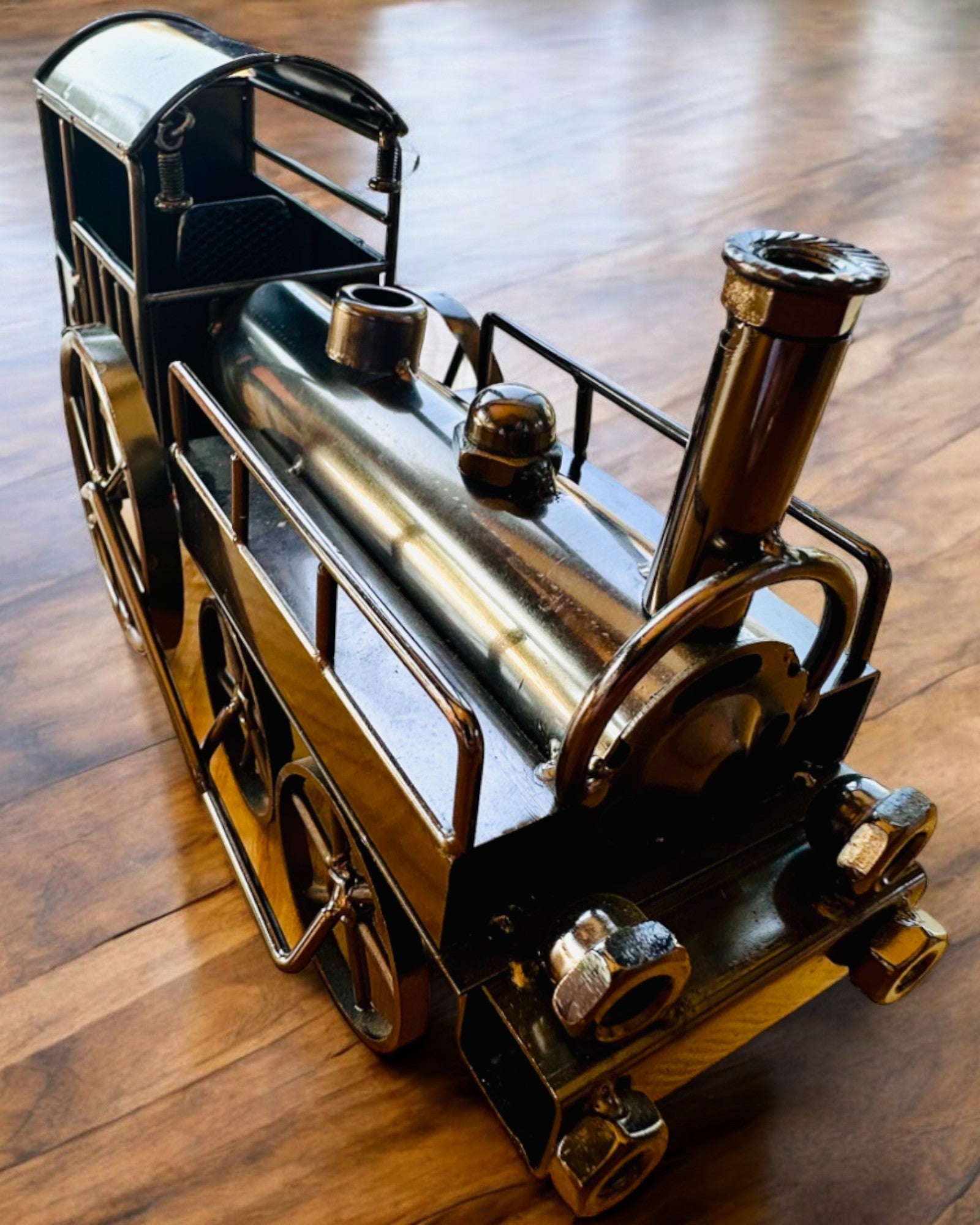 Lokomotiv av jern "Retro Express" – dekorasjon, modell, håndlaget med mulighet for gravering som gave