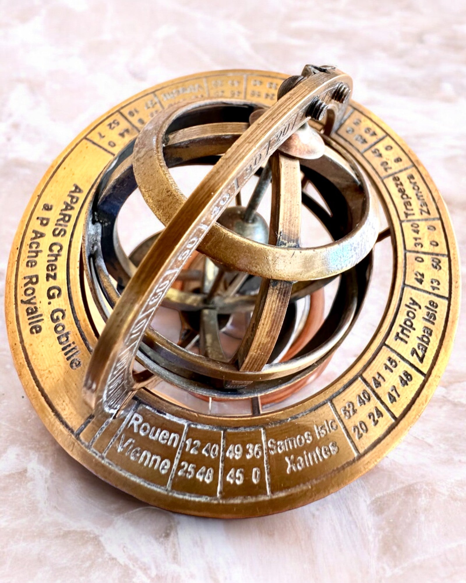 Messingarmill "AstroGlobe" 13 cm høy, Håndlaget med Gravering Alternativ, dekorasjon til kontor