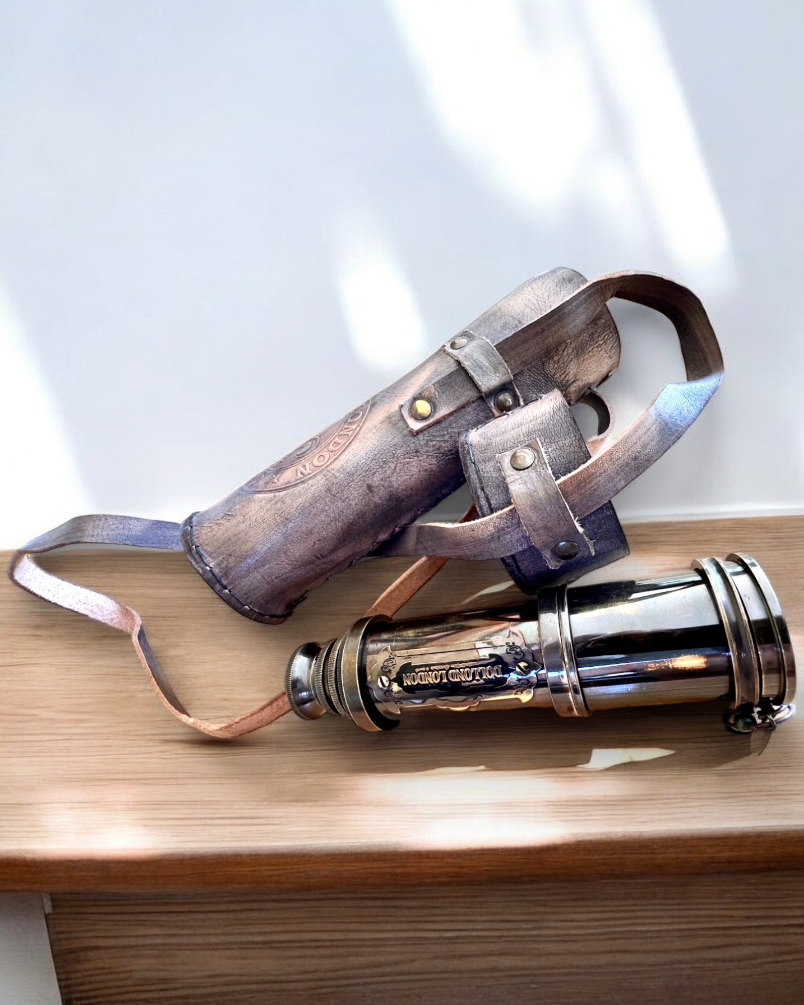 Premium Kikkert "Voyager" med Gravert Kikkert og Etui i Naturlig Skinn, mulighet for personlig gravering som gave