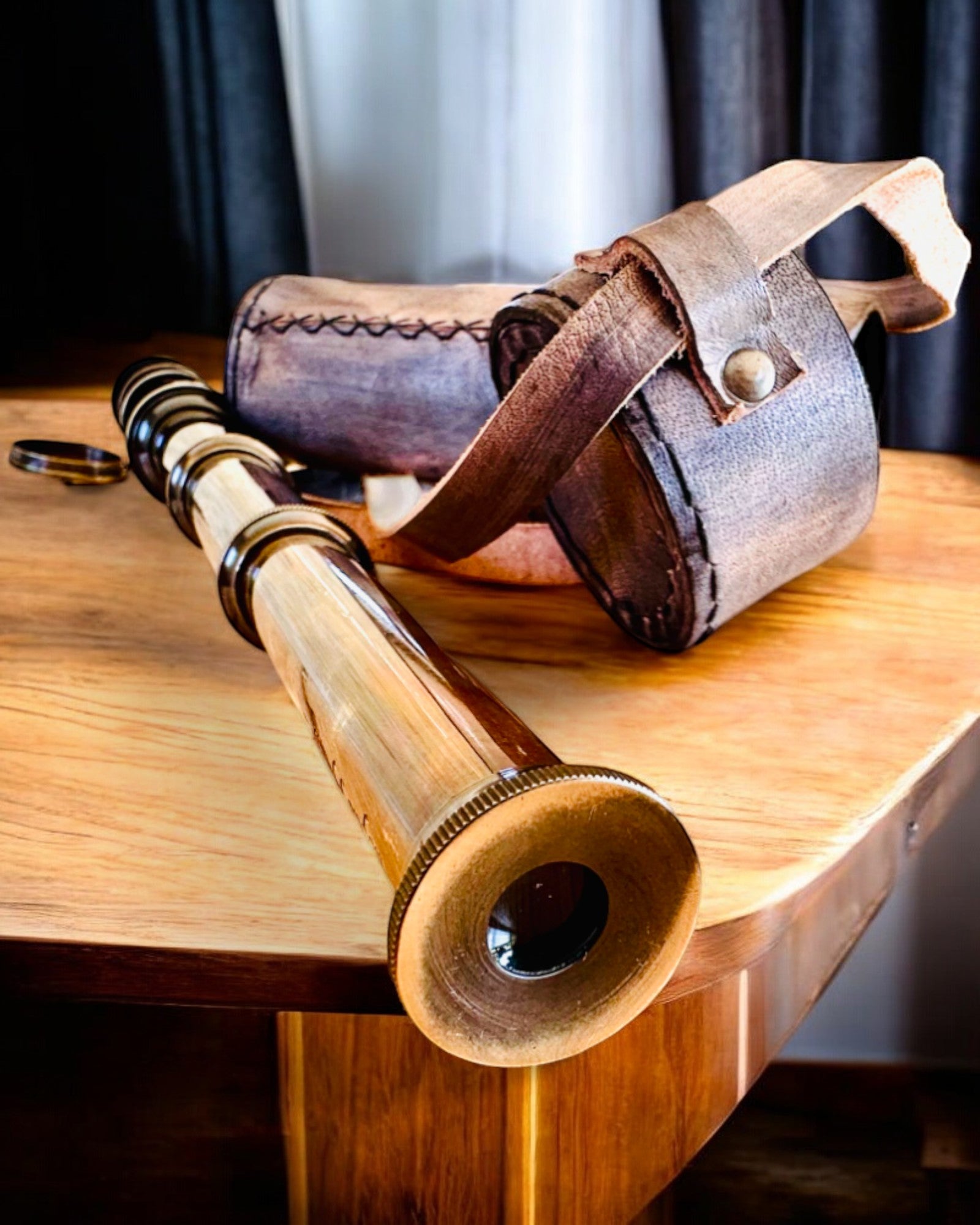 Premium Kikkert "Voyager" med Gravert Kikkert og Etui i Naturlig Skinn, mulighet for personlig gravering som gave