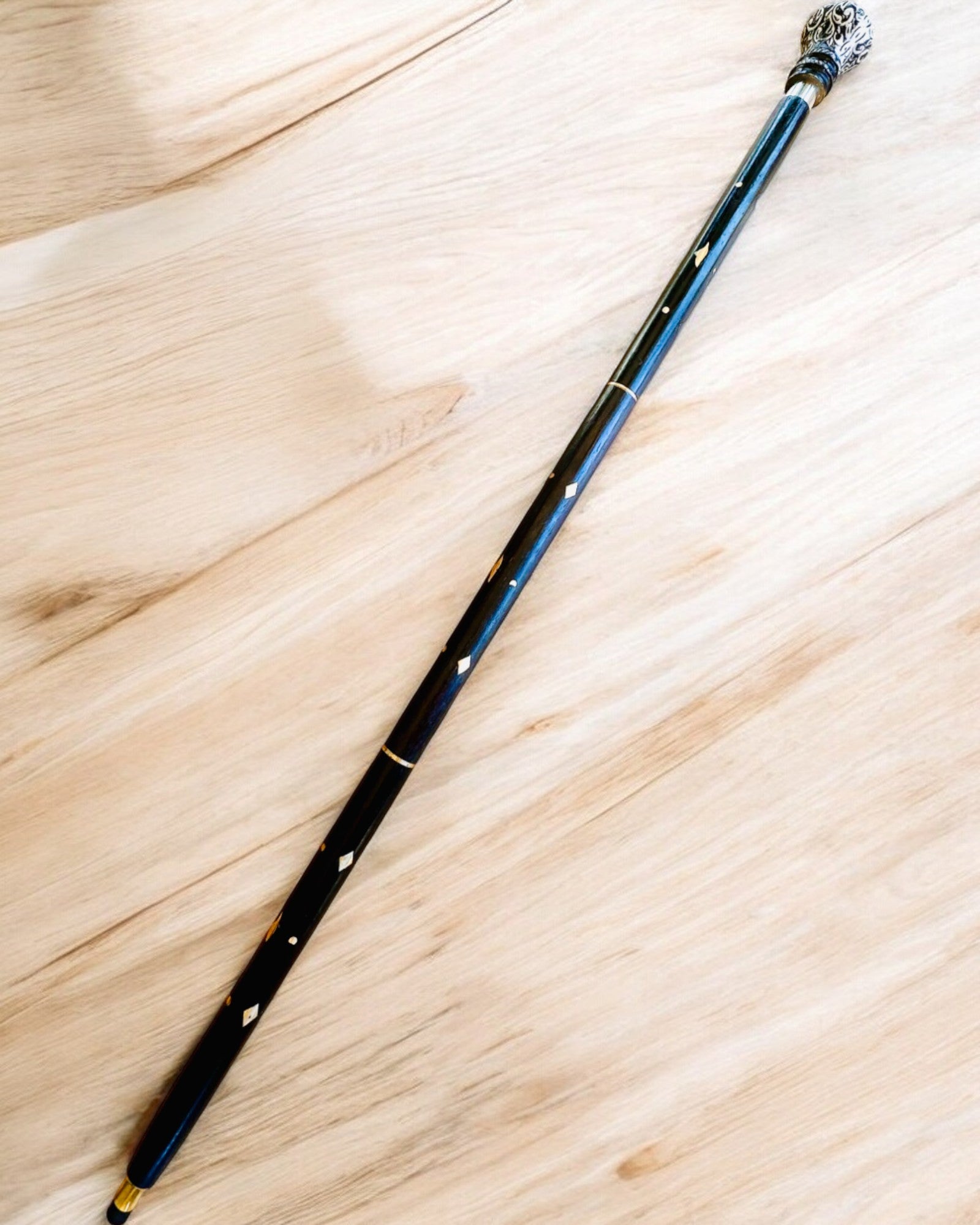 Laska for turgåing "Laska Majestatu" Håndlaget i tre, mulighet for gravering, 2 varianter å velge mellom