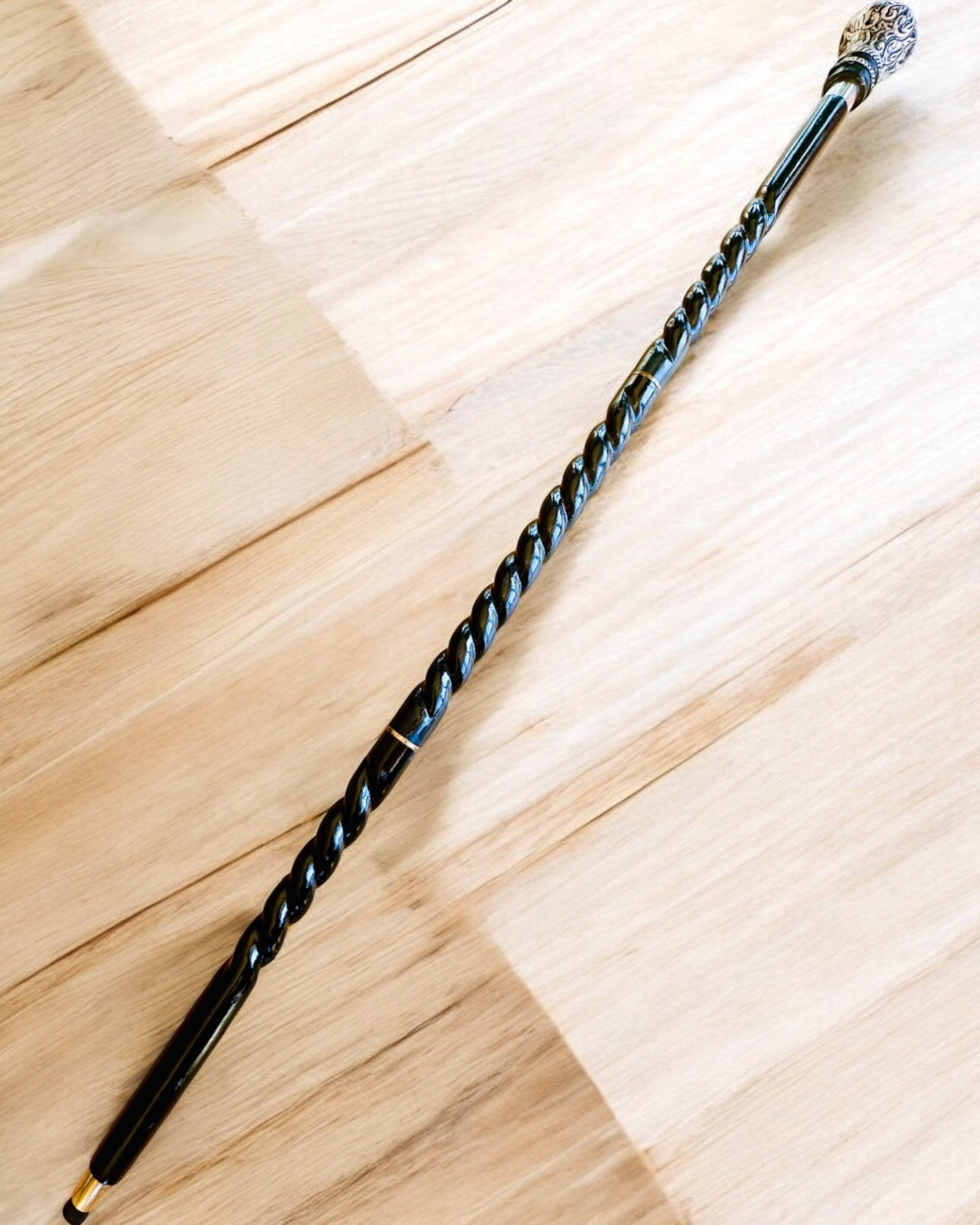 Laska for turgåing "Laska Majestatu" Håndlaget i tre, mulighet for gravering, 2 varianter å velge mellom