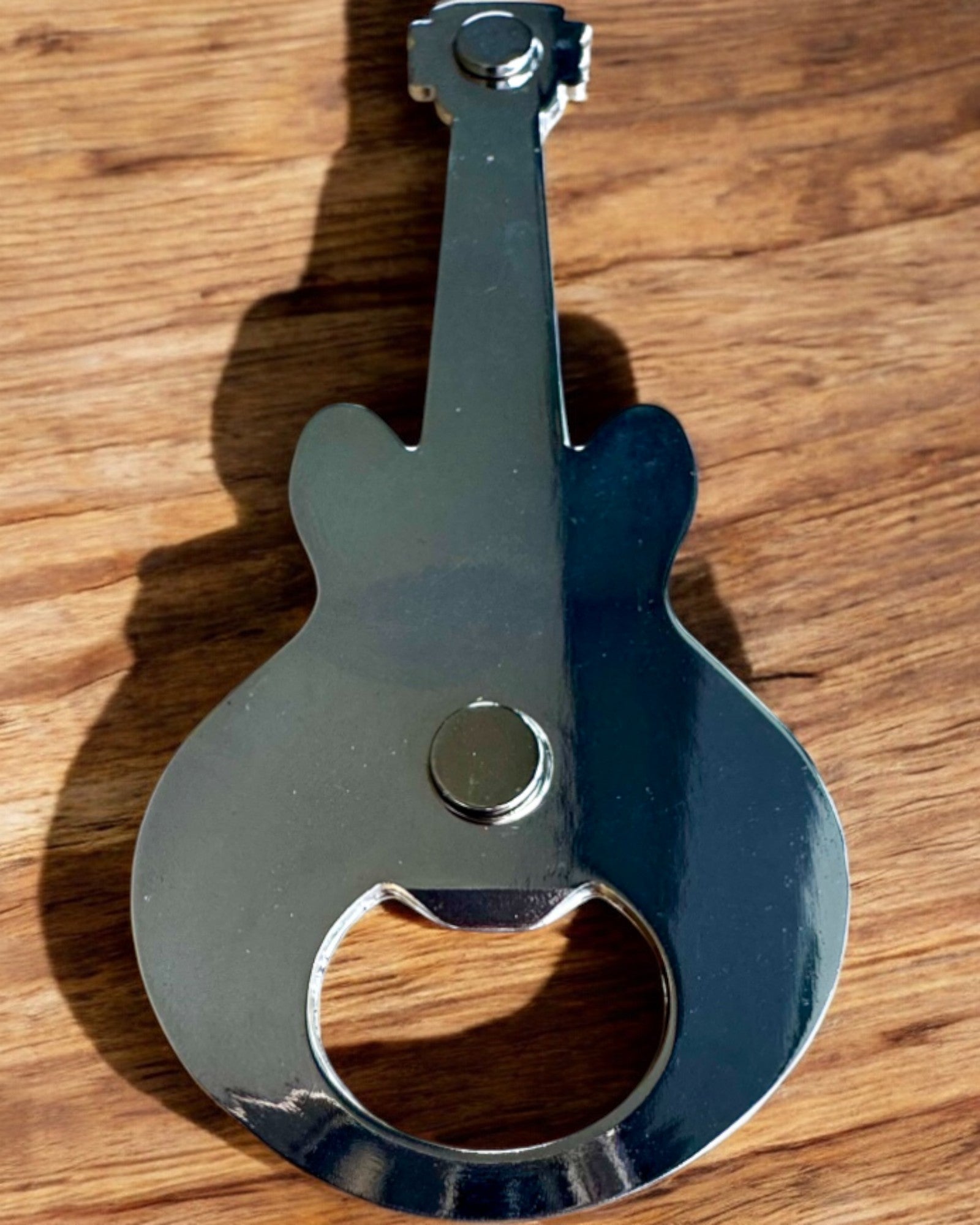 Flaskeåpner Gitar Rock'n'Open, 2 varianter, personalisering med gravering som gave