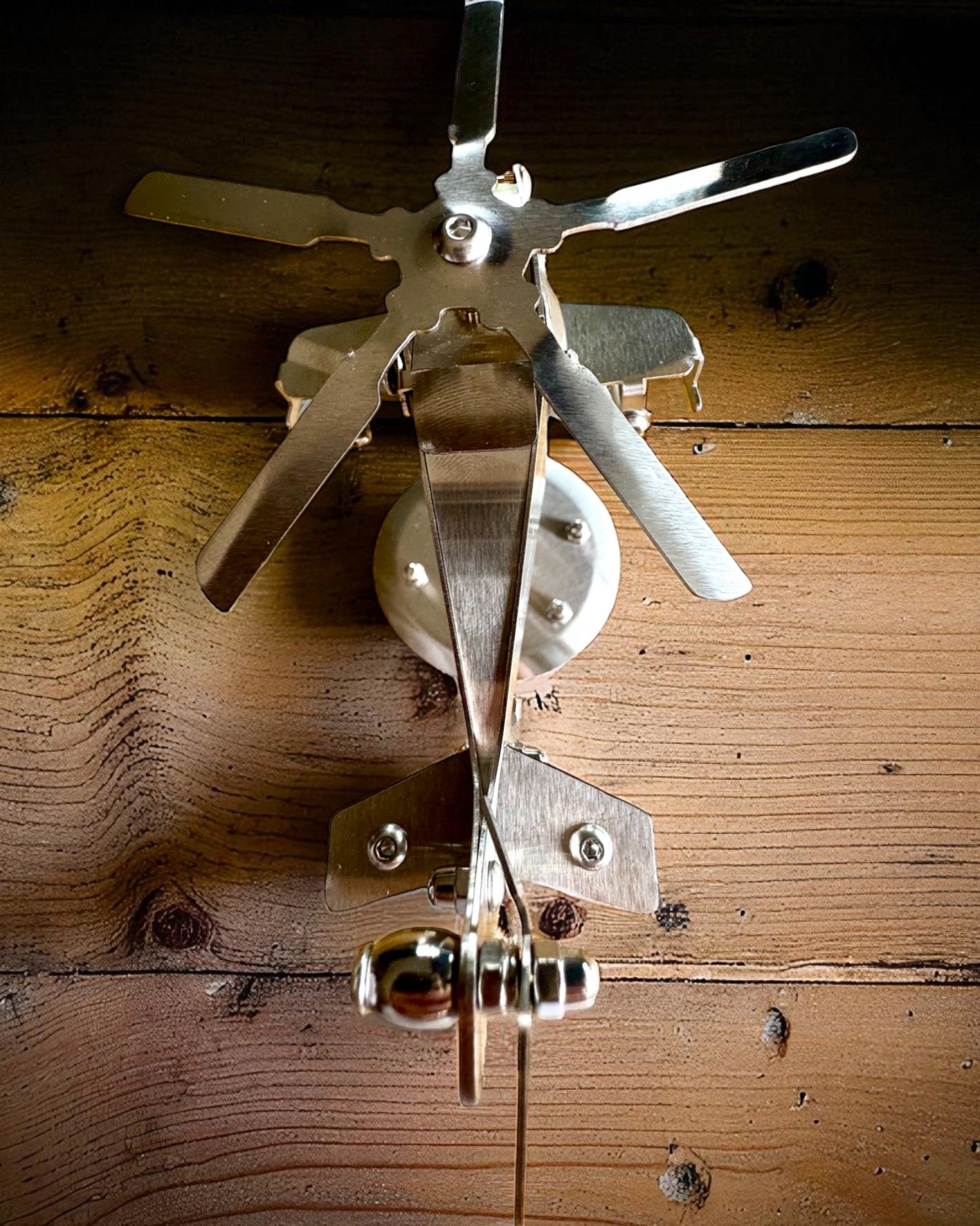 Metallmodell av helikopter "SkyRider" – Justerbart skrivebordsstativ med personlig gravering som gave