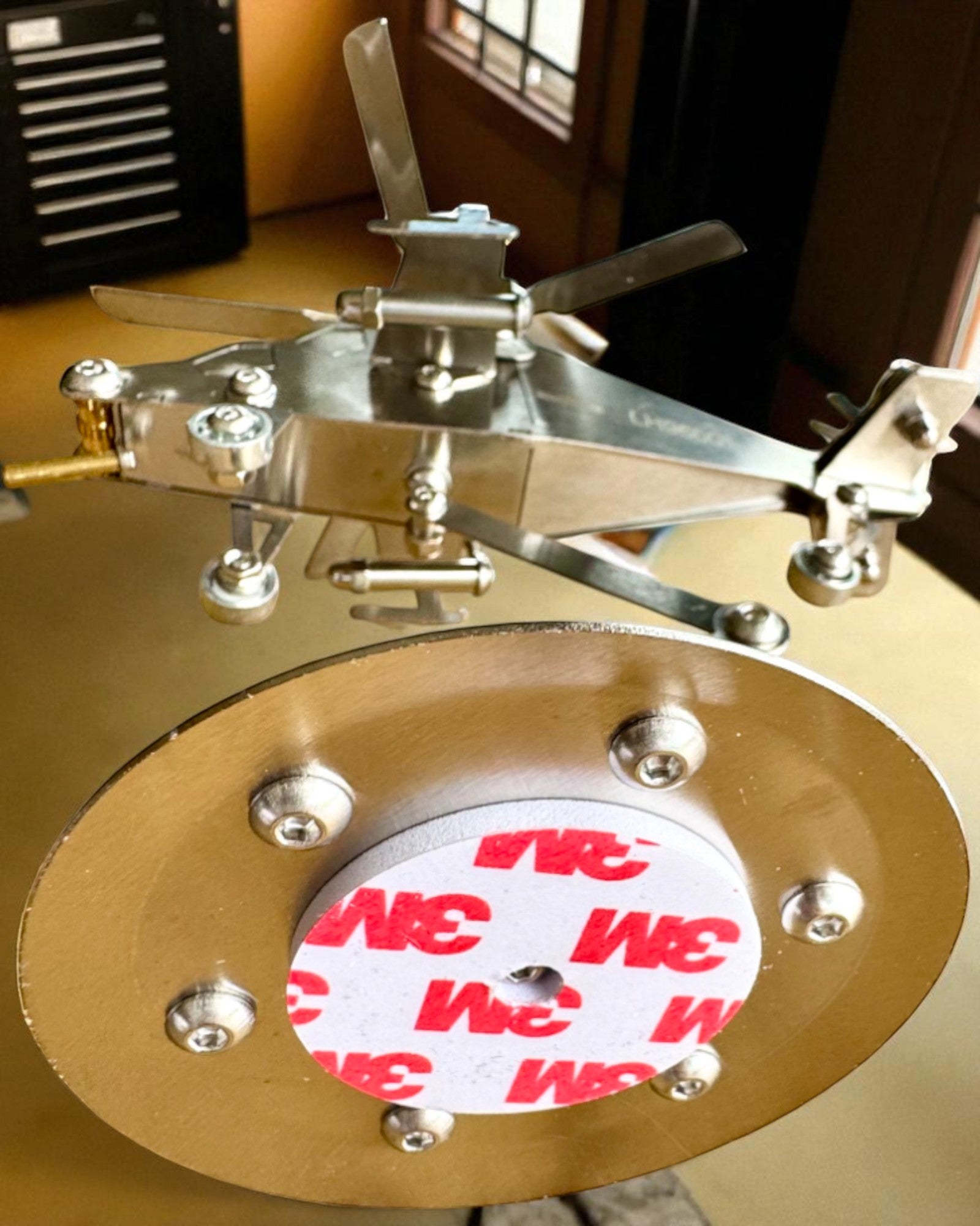 Metallmodell av helikopter "SkyRider" – Justerbart skrivebordsstativ med personlig gravering som gave