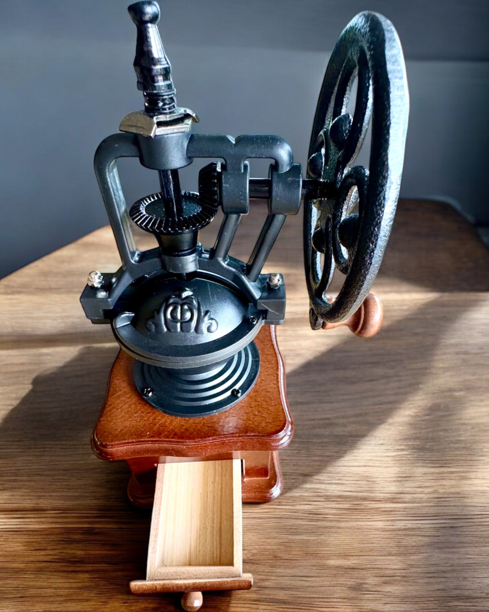 Retro kaffekvern "Vintage Café" 27 cm høy, med mulighet for tilpasning med gravering som gave