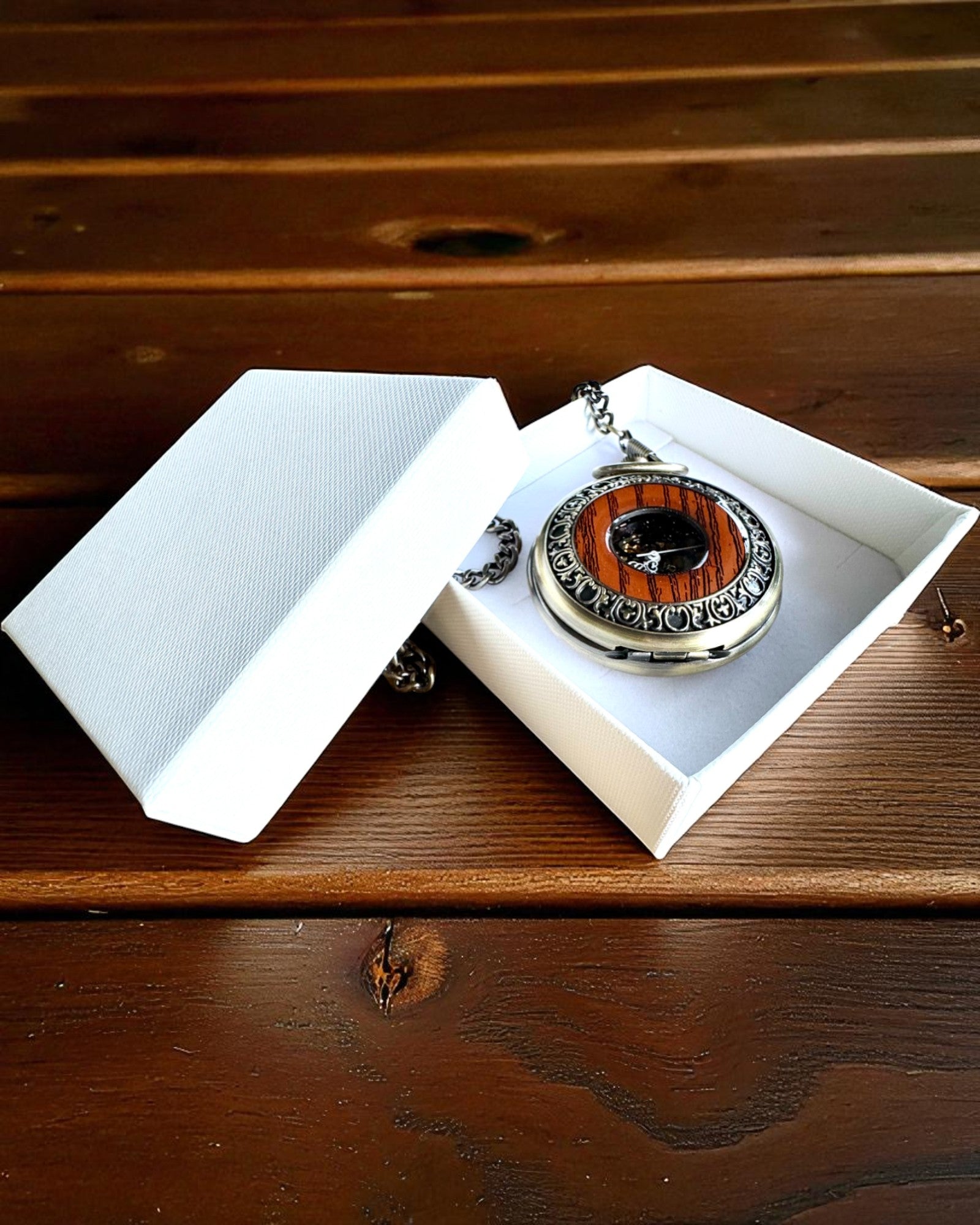 Lommeur «Veritas Tempus» – mekanisk klokke med mulighet for gravering som gave, 2 varianter å velge mellom