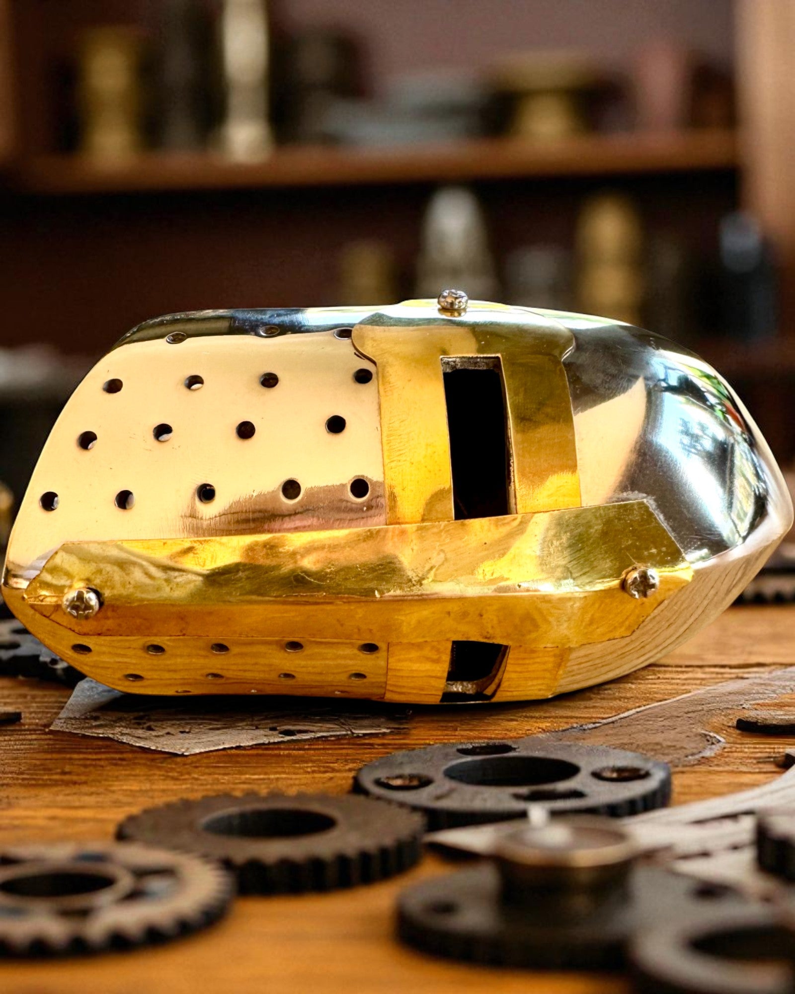 Mini Ridderhjelm „Guardian” i messing – håndlaget, 12 cm, mulighet for tilpasning med gravering som gave