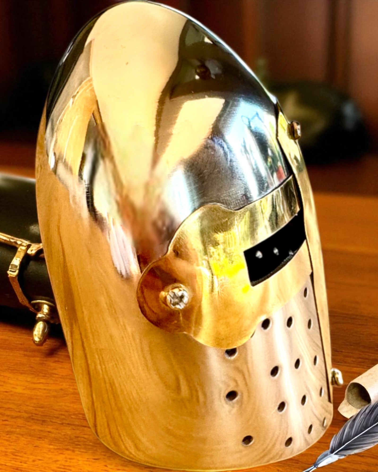 Mini Ridderhjelm „Guardian” i messing – håndlaget, 12 cm, mulighet for tilpasning med gravering som gave