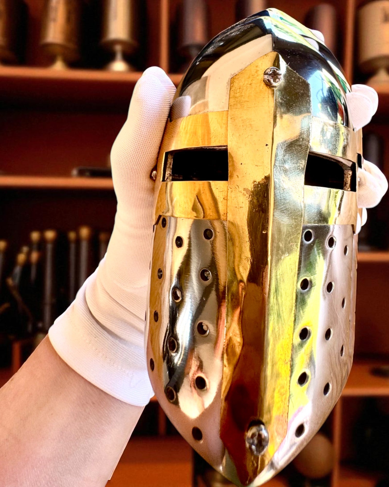 Mini Ridderhjelm „Guardian” i messing – håndlaget, 12 cm, mulighet for tilpasning med gravering som gave