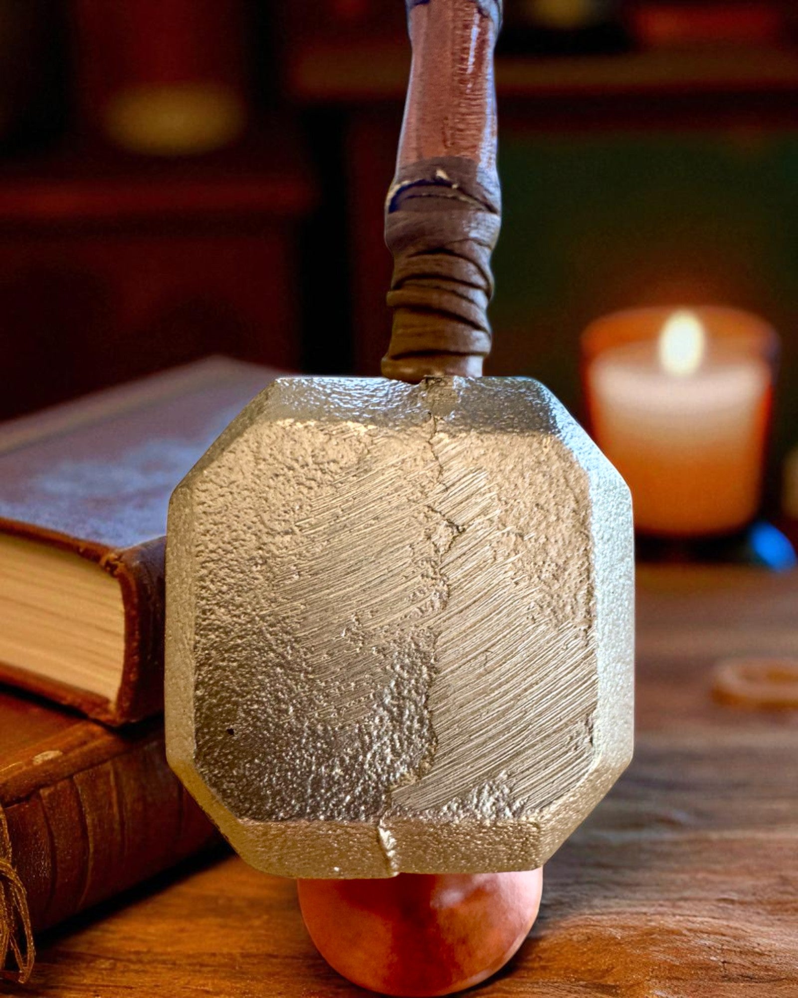 Storm Relic – dekorativ hammer med base, 26 cm, håndlaget, mulighet for tilpasning med gravering som gave