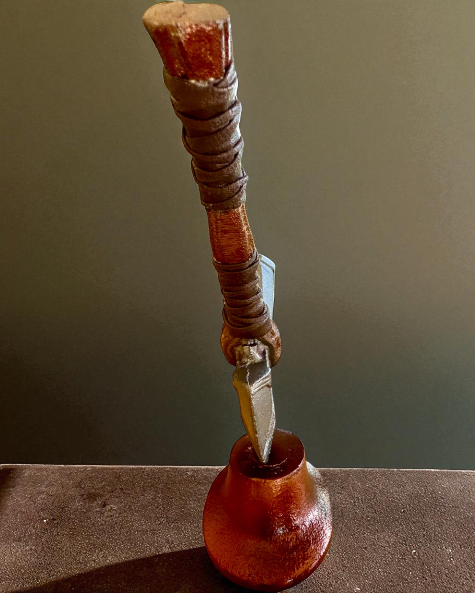 Storm Relic – dekorativ hammer med base, 26 cm, håndlaget, mulighet for tilpasning med gravering som gave