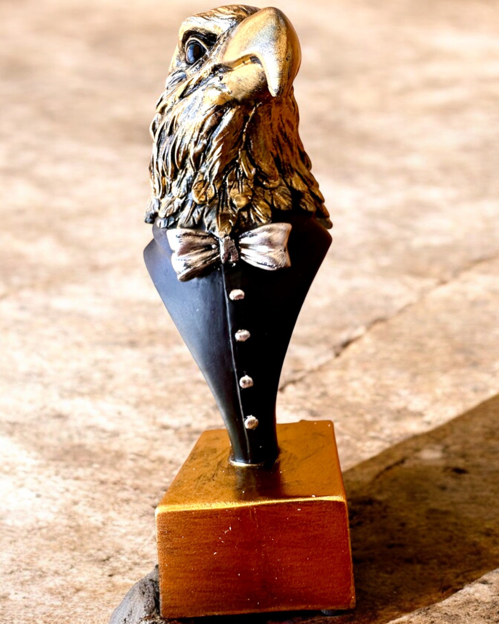 Figur av Ørnehode Büffel Warden – i Elegant Frakk med Mulighet for Gravering som gave