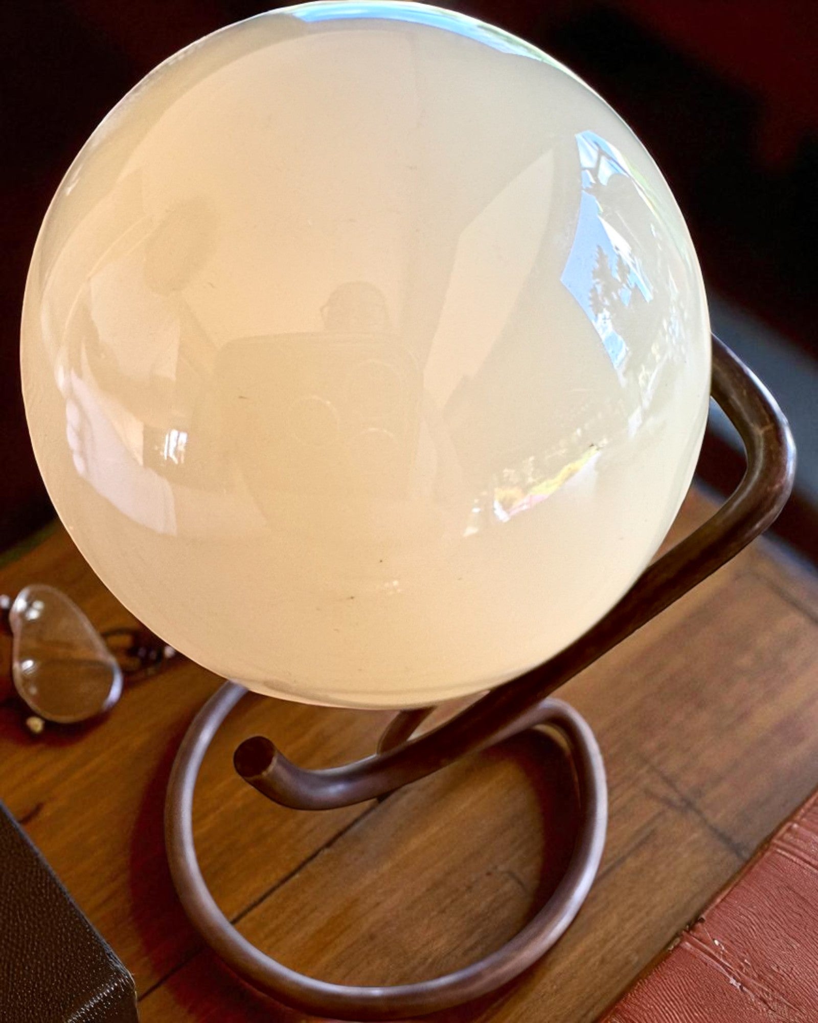 Biljardkule på messingstativ, mulighet for tilpasning med gravering som gave