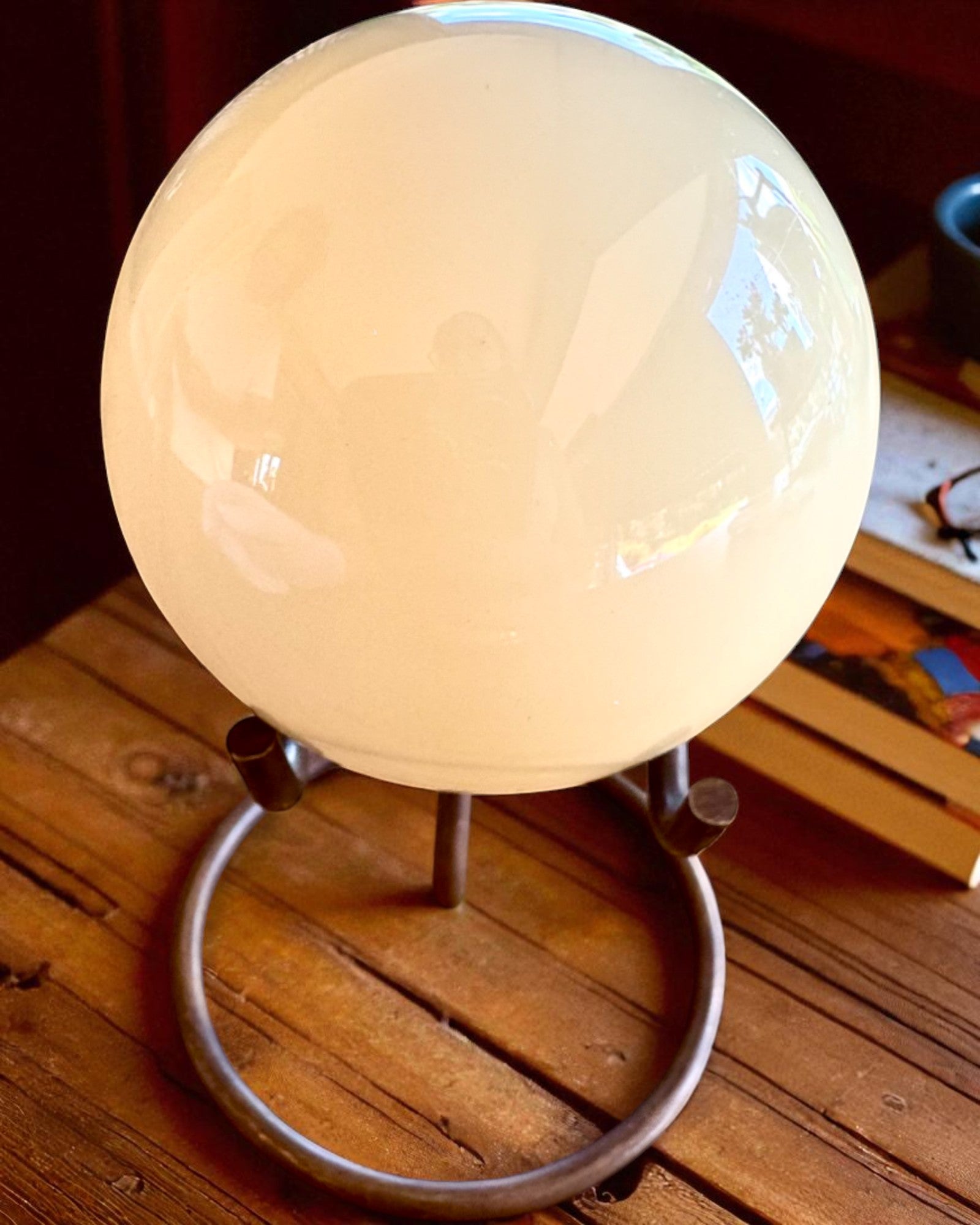 Biljardkule på messingstativ, mulighet for tilpasning med gravering som gave