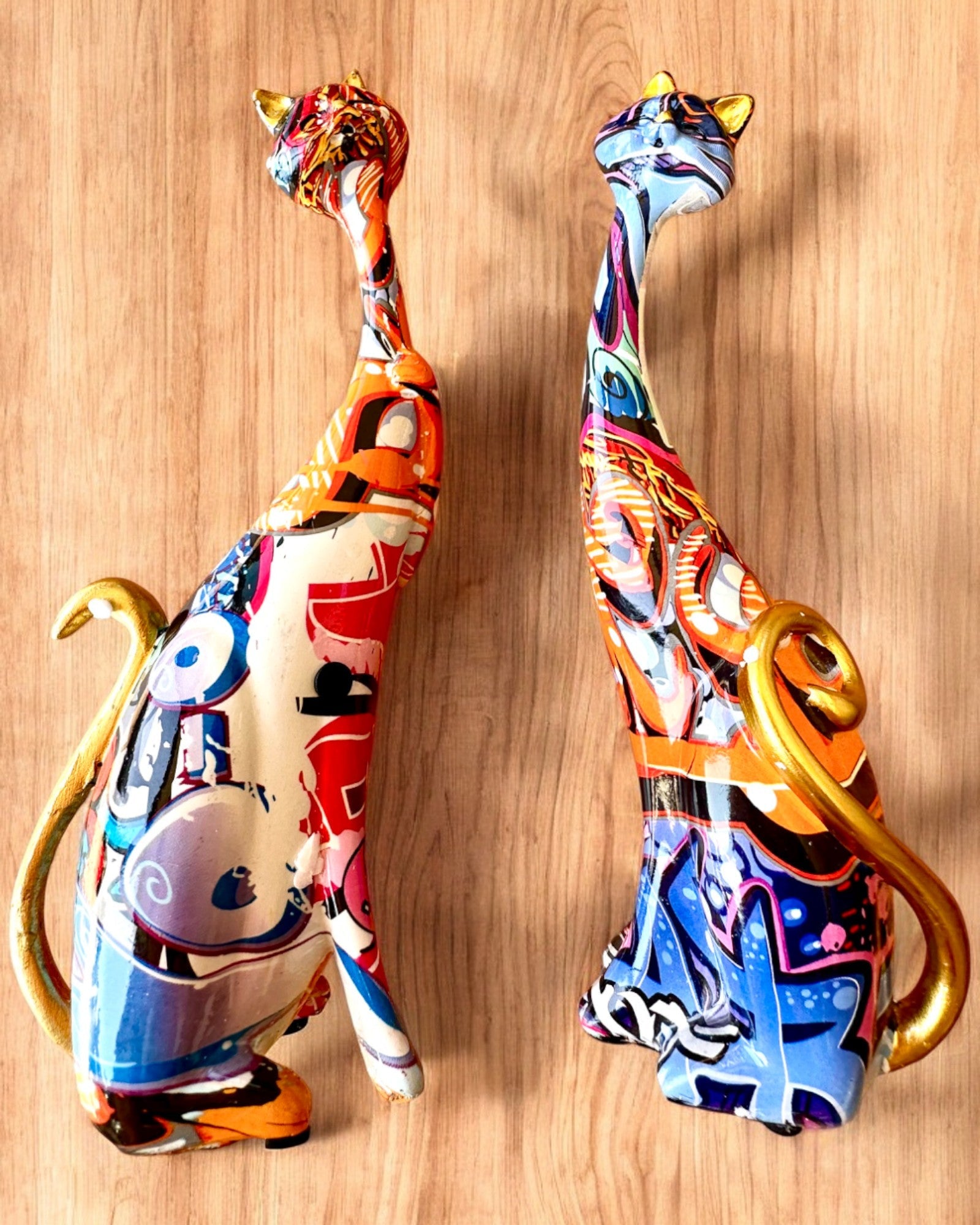 Abstrakte kattefigurer "ArtCats", håndmalt, harpiks – 25 cm, 2 stk.