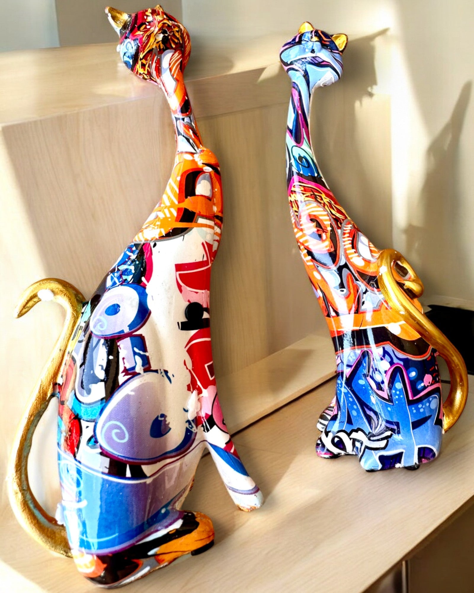 Abstrakte kattefigurer "ArtCats", håndmalt, harpiks – 25 cm, 2 stk.